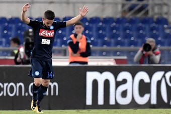Napoli's Belgian striker Dries Mertens celebrates after scoring during the Serie A football match between Lazio and Napoli at Olympic Stadium in Rome on September 20, 2017.  / AFP PHOTO / TIZIANA FABI        (Photo credit should read TIZIANA FABI/AFP/Gett