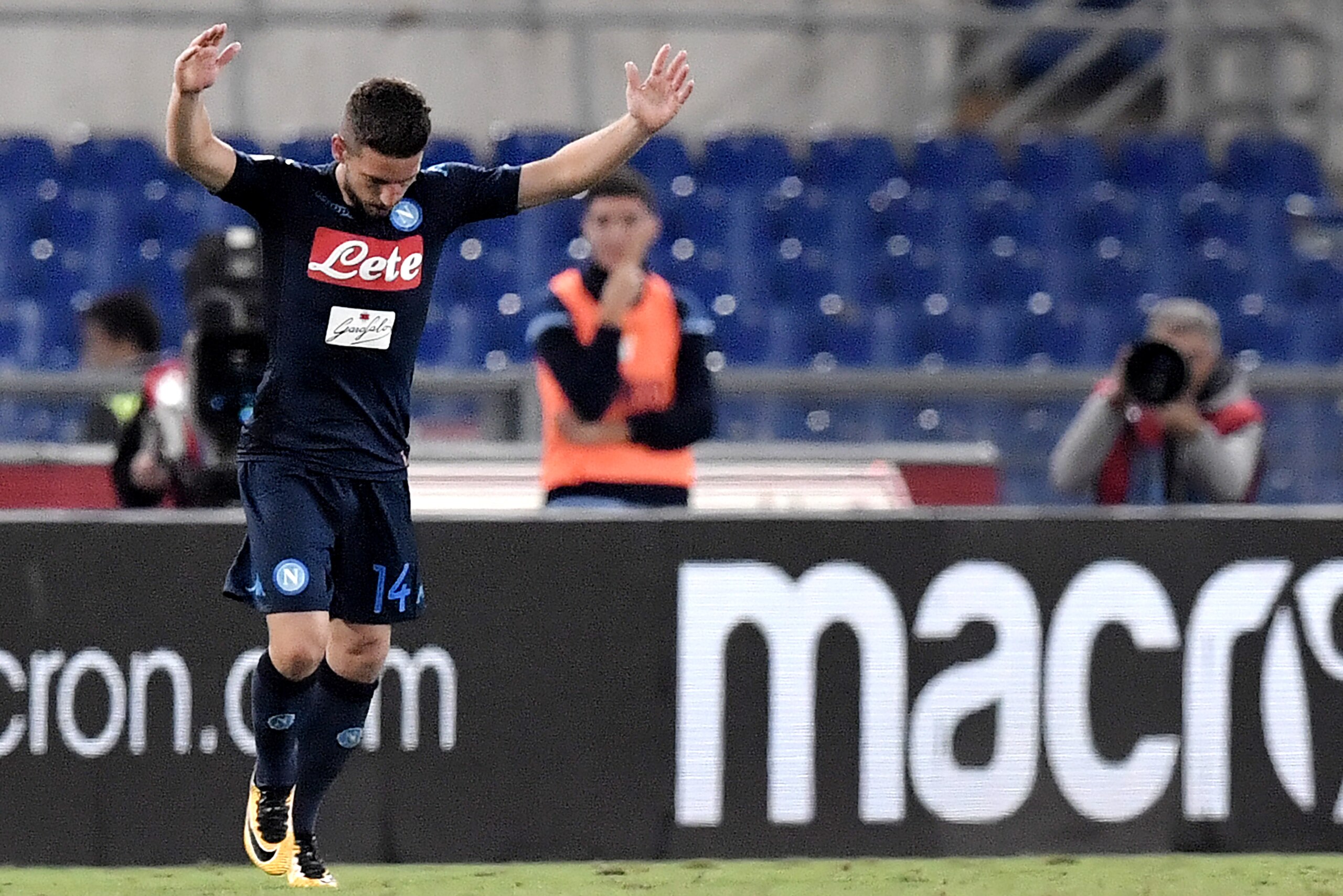 Napoli's Belgian striker Dries Mertens celebrates after scoring during the Serie A football match between Lazio and Napoli at Olympic Stadium in Rome on September 20, 2017. / AFP PHOTO / TIZIANA FABI (Photo credit should read TIZIANA FABI/AFP/Gett Napoli's Belgian striker Dries Mertens celebrates after scoring during the Serie A football match between Lazio and Napoli at Olympic Stadium in Rome on September 20, 2017. / AFP PHOTO / TIZIANA FABI (Photo credit should read TIZIANA FABI/AFP/Gett