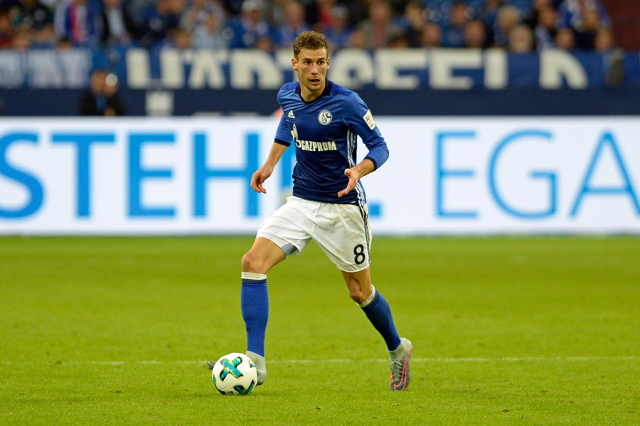 GELSENKIRCHEN, GERMANY - SEPTEMBER 10: Leon Goretzka of Schalke controls the ball during the Bundesliga match between FC Schalke 04 and VfB Stuttgart at Veltins-Arena on September 10, 2017 in Gelsenkirchen, Germany. (Photo by TF-Images/TF-Images via Getty