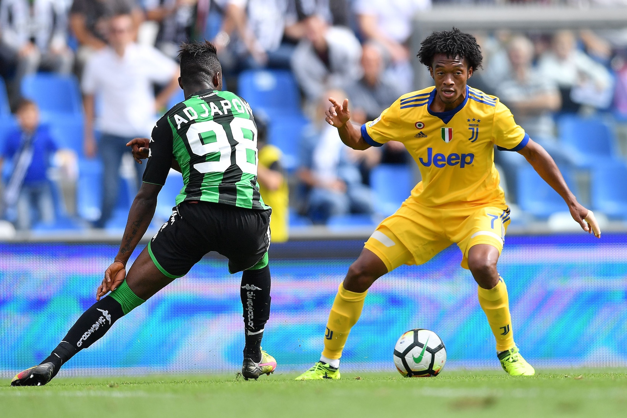 Sassuolo's defender from Italy Claud Adjapong (L) fights for the ball with Juventus' midfielder from Colombia Juan Cuadrado during the Italian Serie A football match Sassuolo vs Juventus at Mapei Stadium in Reggio Emilia on September 17, 2017. / AFP PHOT Sassuolo's defender from Italy Claud Adjapong (L) fights for the ball with Juventus' midfielder from Colombia Juan Cuadrado during the Italian Serie A football match Sassuolo vs Juventus at Mapei Stadium in Reggio Emilia on September 17, 2017. / AFP PHOT