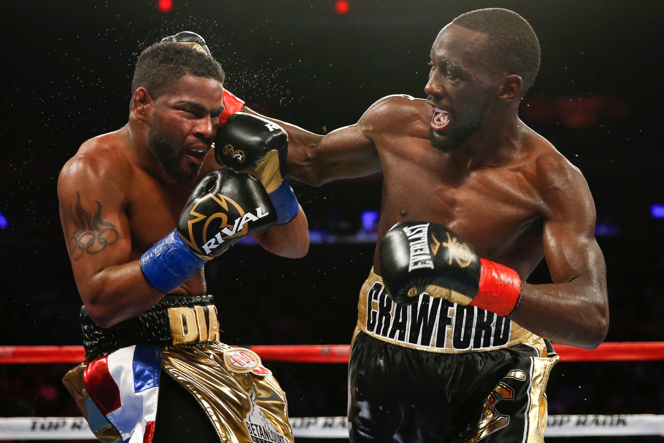 NEW YORK, NY - MAY 20:  Terence Crawford (R) connects with Felix Diaz during their WBO/WBC junior welterweight title bout at Madison Square Garden on May 20, 2017 in New York City. (Photo by Jeff Zelevansky/Getty Images)