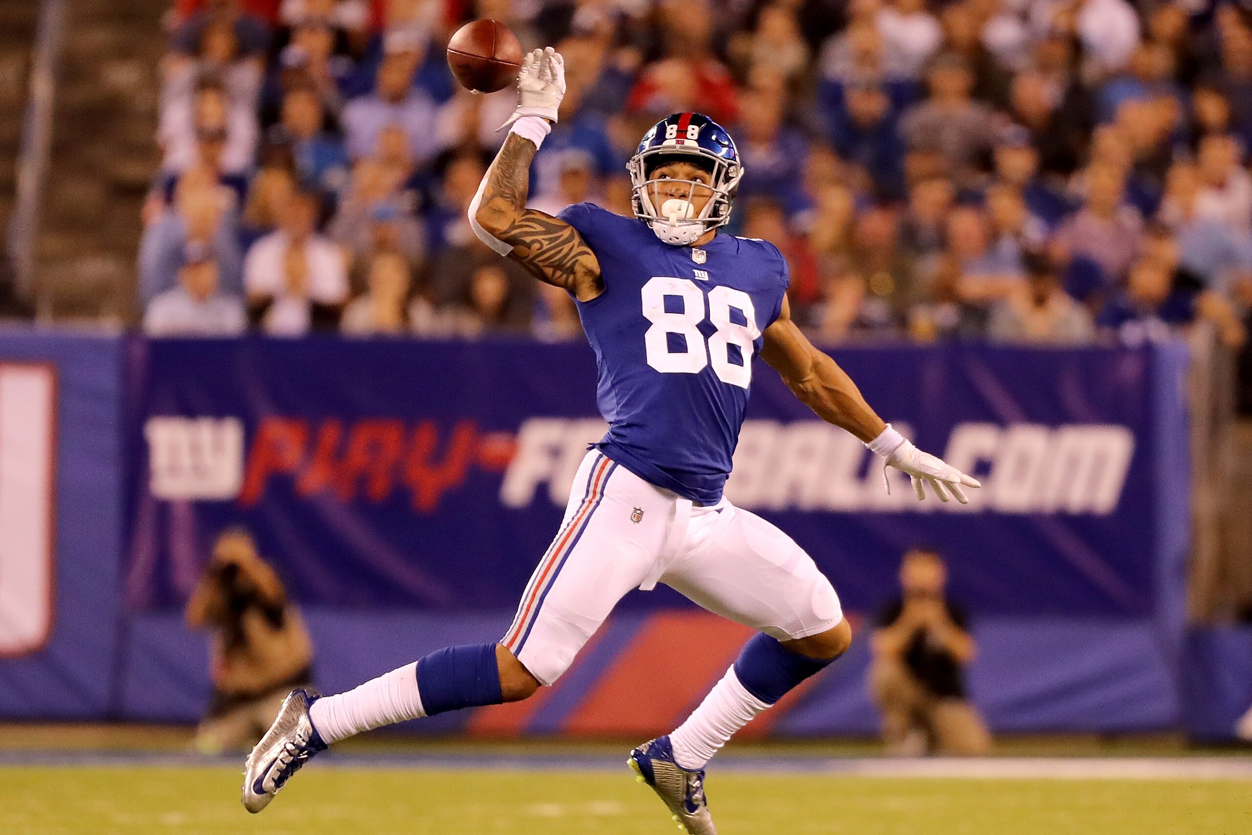 EAST RUTHERFORD, NJ - SEPTEMBER 18: Evan Engram #88 of the New York Giants misses a catch against the Detroit Lions on September 18, 2017 at MetLife Stadium in East Rutherford, New Jersey.  (Photo by Abbie Parr/Getty Images)
