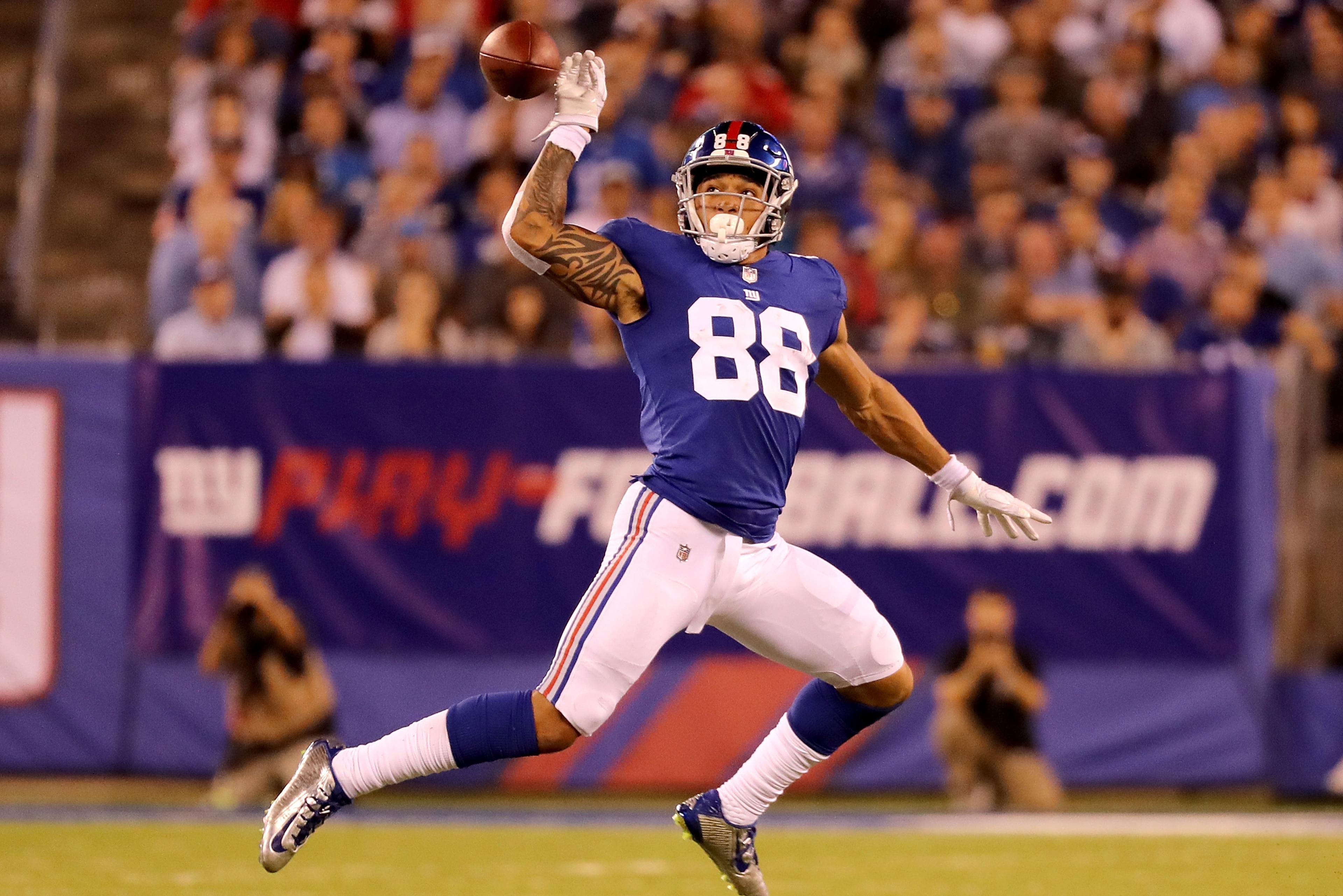 EAST RUTHERFORD, NJ - SEPTEMBER 18: Evan Engram #88 of the New York Giants misses a catch against the Detroit Lions on September 18, 2017 at MetLife Stadium in East Rutherford, New Jersey.  (Photo by Abbie Parr/Getty Images)
