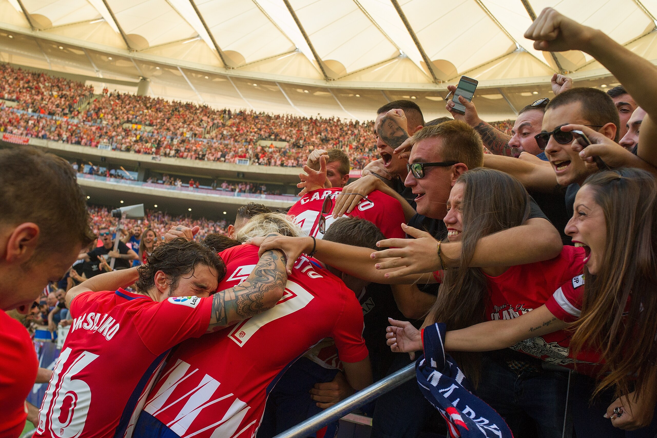 MADRID, SPAIN - SEPTEMBER 23: Yannick Carrasco (right) of Club Atletico de Madrid celebrates with fans after scoring his sides 1st goal during the La Liga match between Atletico Madrid and Sevilla at Wanda Metropolitano on September 23, 2017 in Madrid, Sp