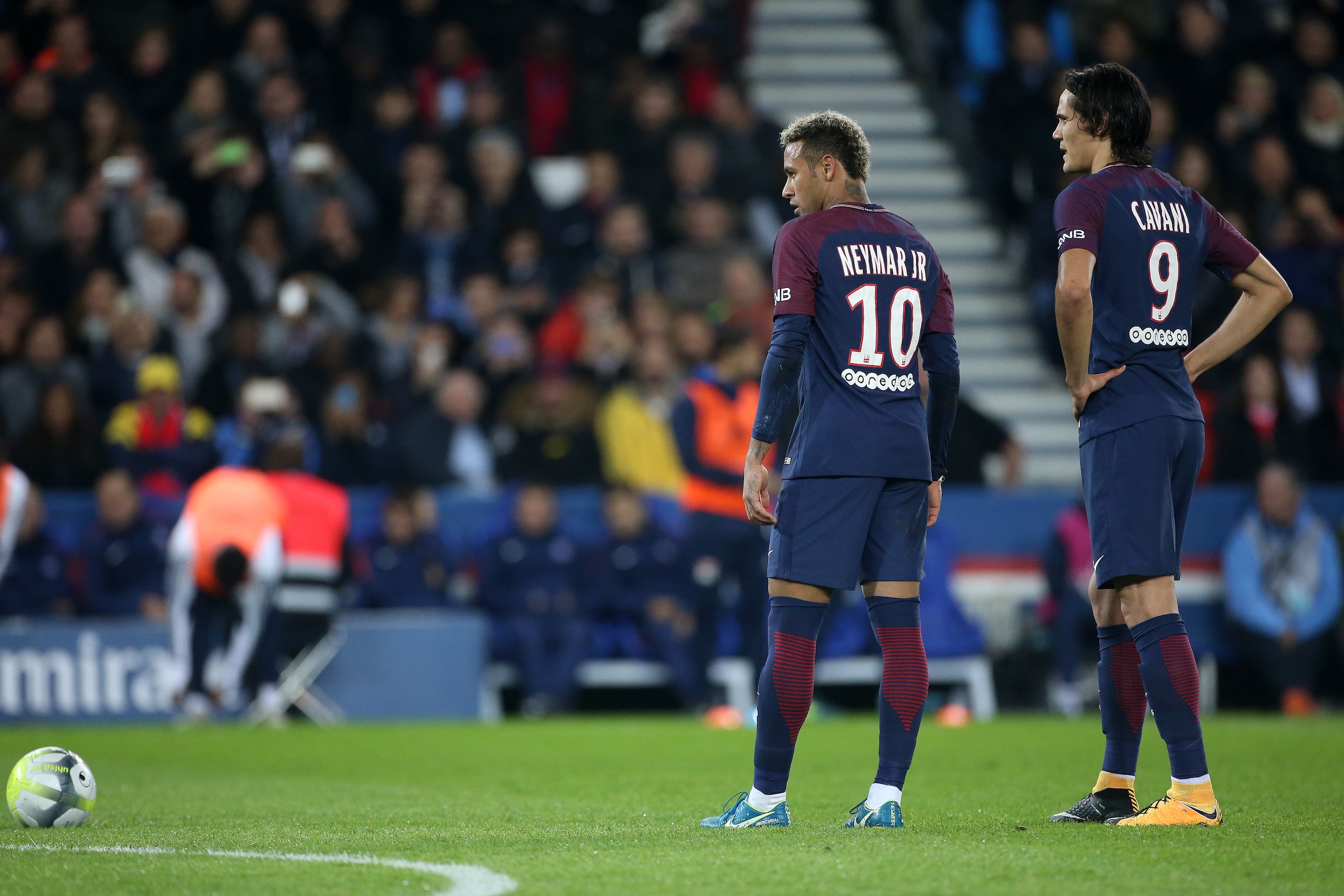 PARIS, FRANCE - SEPTEMBER 17: Neymar Jr, Edinson Cavani of PSG during the French Ligue 1 match between Paris Saint Germain (PSG) and Olympique Lyonnais (OL) at Parc des Princes on September 17, 2017 in Paris, . (Photo by Jean Catuffe/Getty Images)