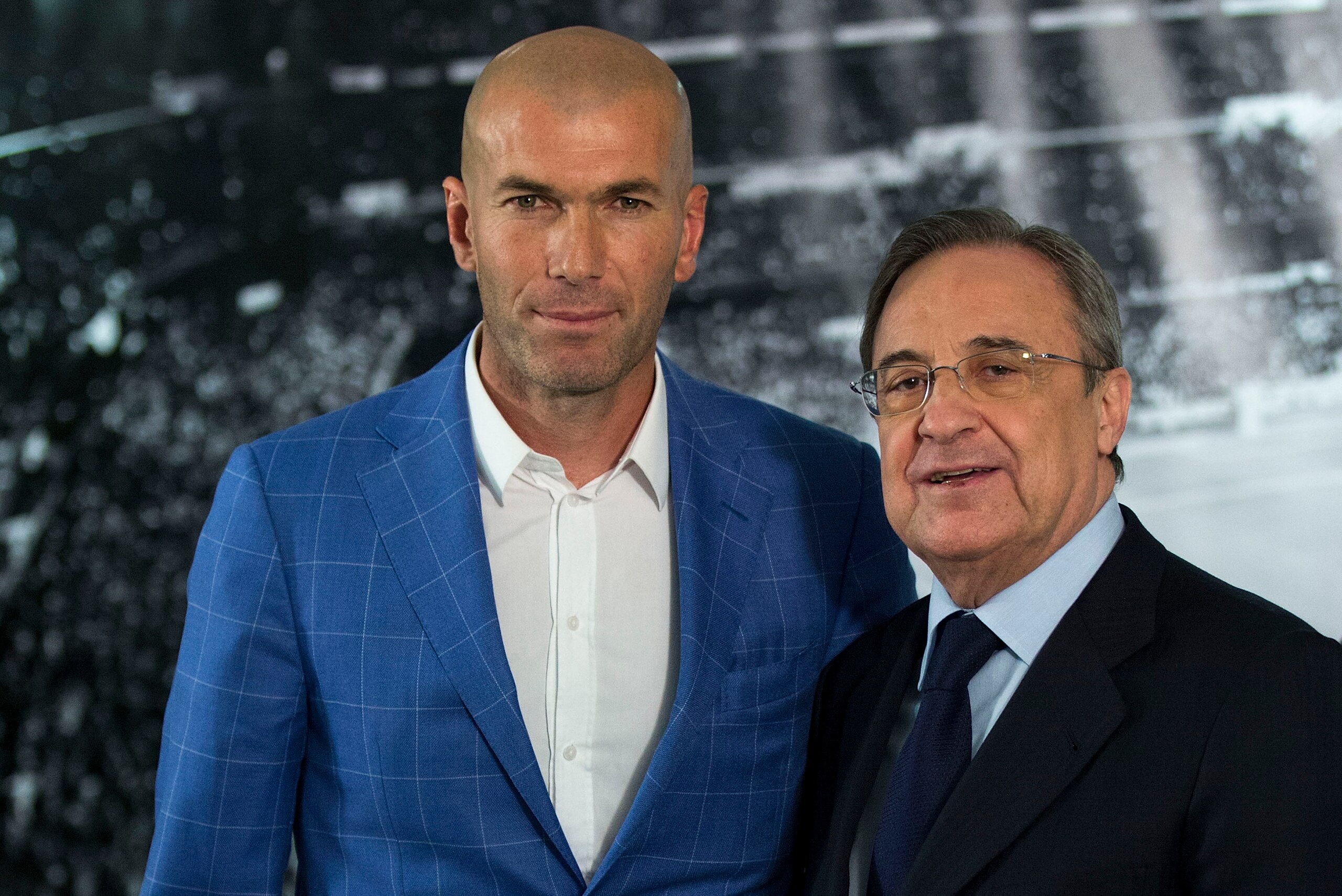 MADRID, SPAIN - JANUARY 04:  Real Madrid CF president Florentino Perez (R) poses for a picture with Zinedine Zidane (L) as new Real Madrid head coach at Santiago Bernabeu Stadium on January 4, 2016 in Madrid, Spain.  (Photo by Gonzalo Arroyo Moreno/Getty 