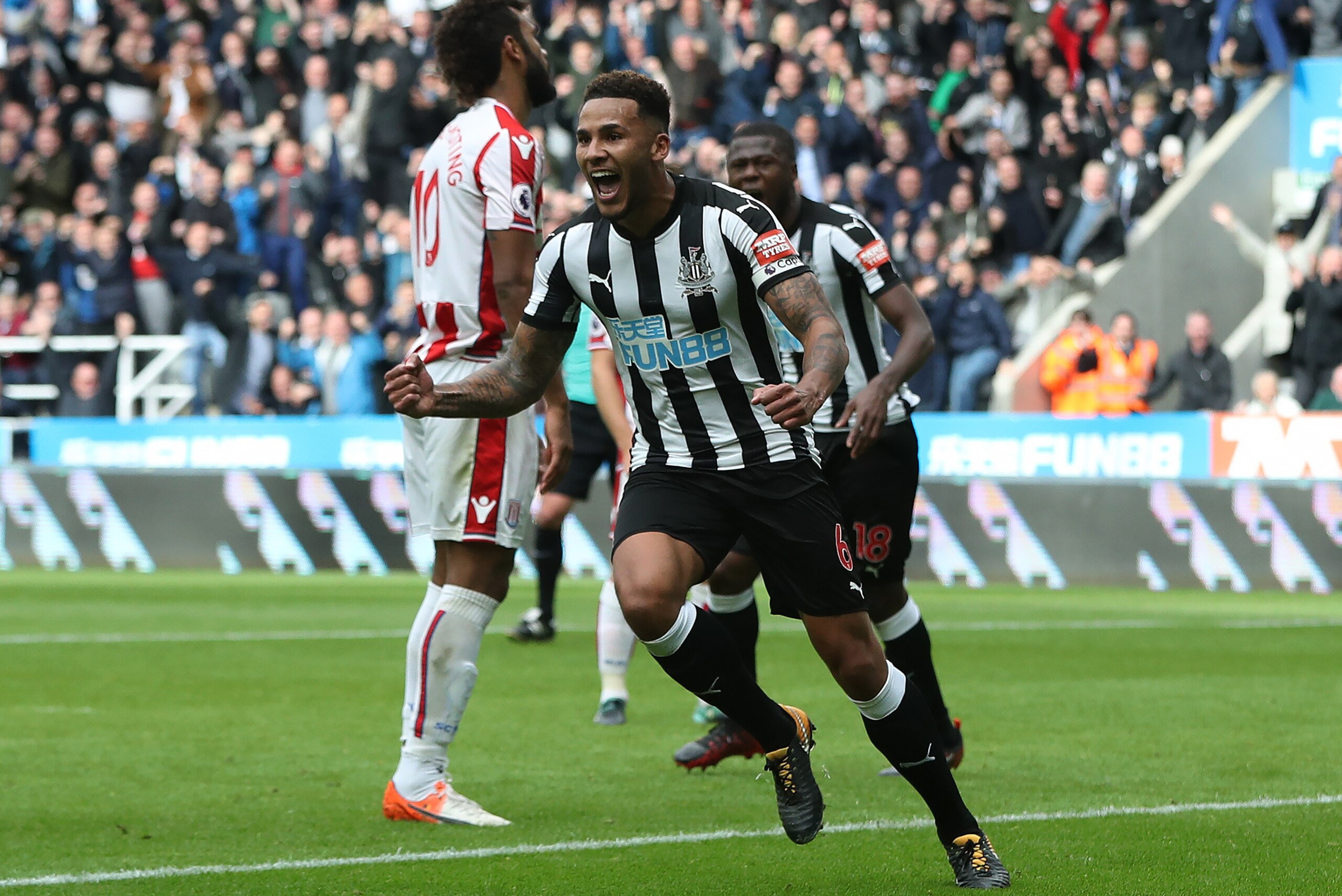 NEWCASTLE UPON TYNE, ENGLAND - SEPTEMBER 16:   Jamaal Lascelles of Newcastle United celebrates after he scores the winning goal during the Premier League match between Newcastle United and Stoke City at St. James Park on September 16, 2017 in Newcastle up