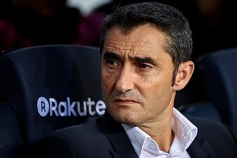 BARCELONA, SPAIN - SEPTEMBER 19:  Ernesto Valverde, Manager of FC Barcelona looks on prior the La Liga match between Barcelona and Eibar at Camp Nou on September 19, 2017 in Barcelona, Spain.  (Photo by fotopress/Getty Images)
