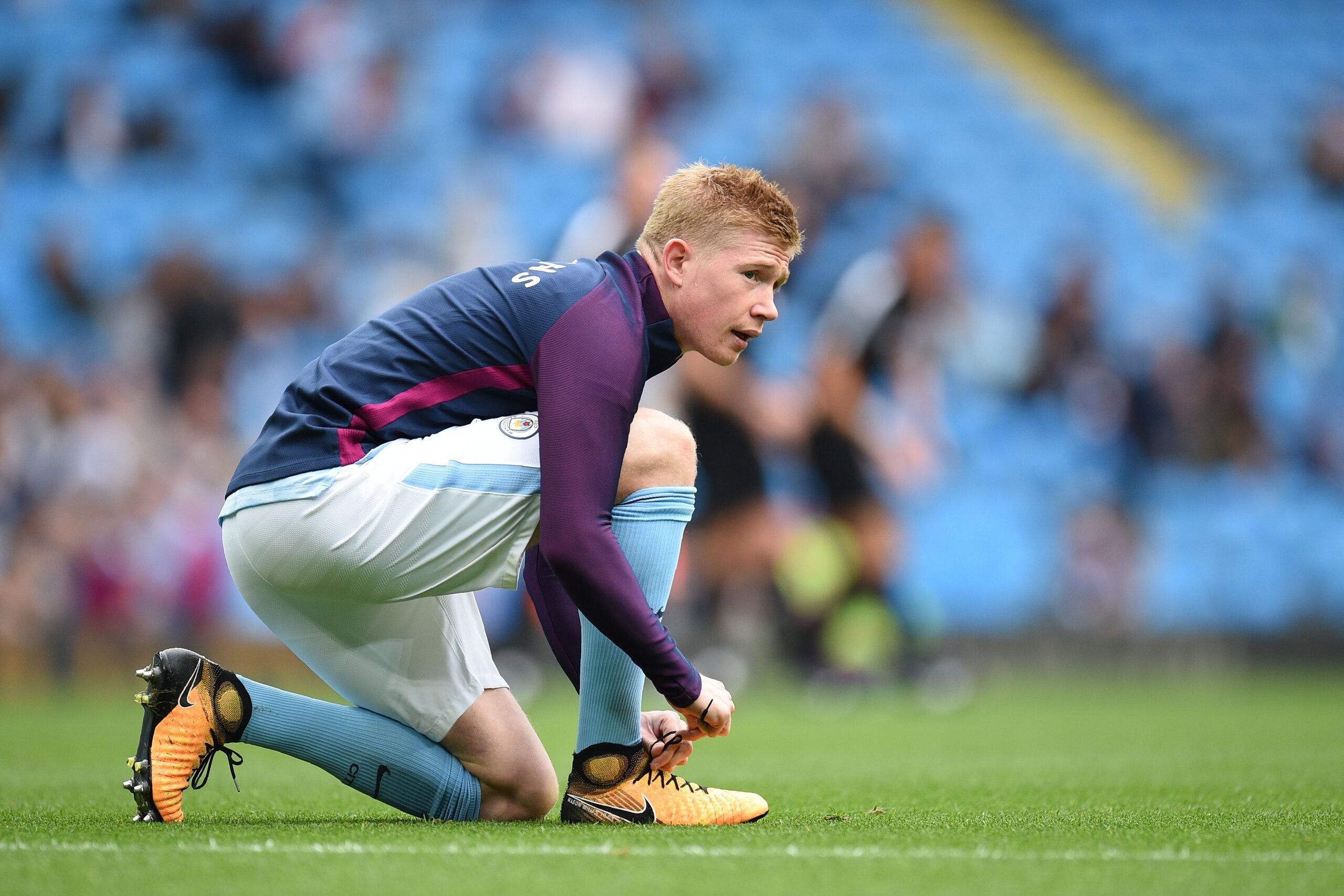 Manchester City's Belgian midfielder Kevin De Bruyne warms up before the English Premier League football match between Manchester City and Crystal Palace at the Etihad Stadium in Manchester, north west England, on September 23, 2017. / AFP PHOTO / Oli SCA
