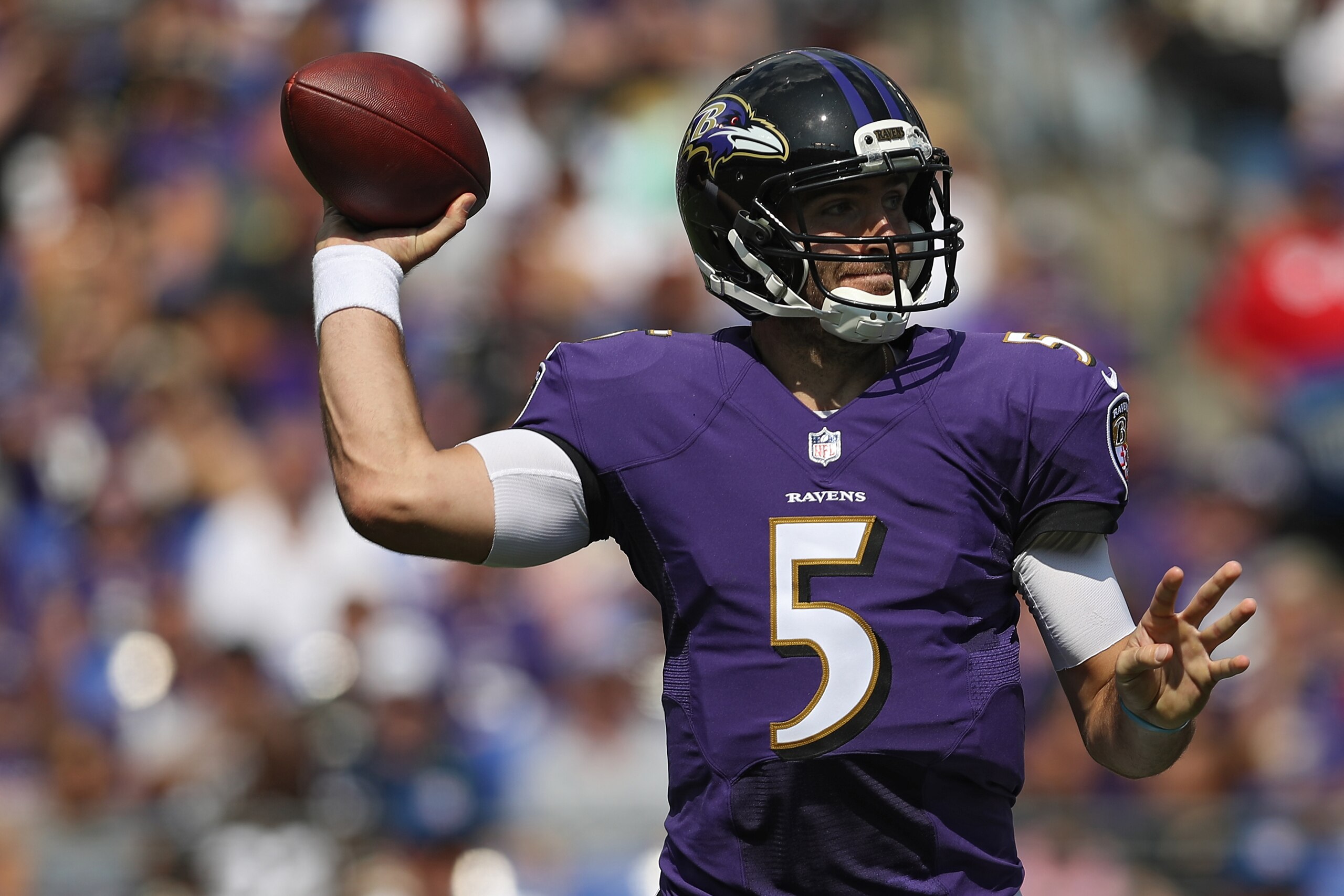 BALTIMORE, MD - SEPTEMBER 17: Quarterback Joe Flacco #5 of the Baltimore Ravens passes against the Cleveland Browns during the first half at M&T Bank Stadium on September 17, 2017 in Baltimore, Maryland. (Photo by Patrick Smith/Getty Images)