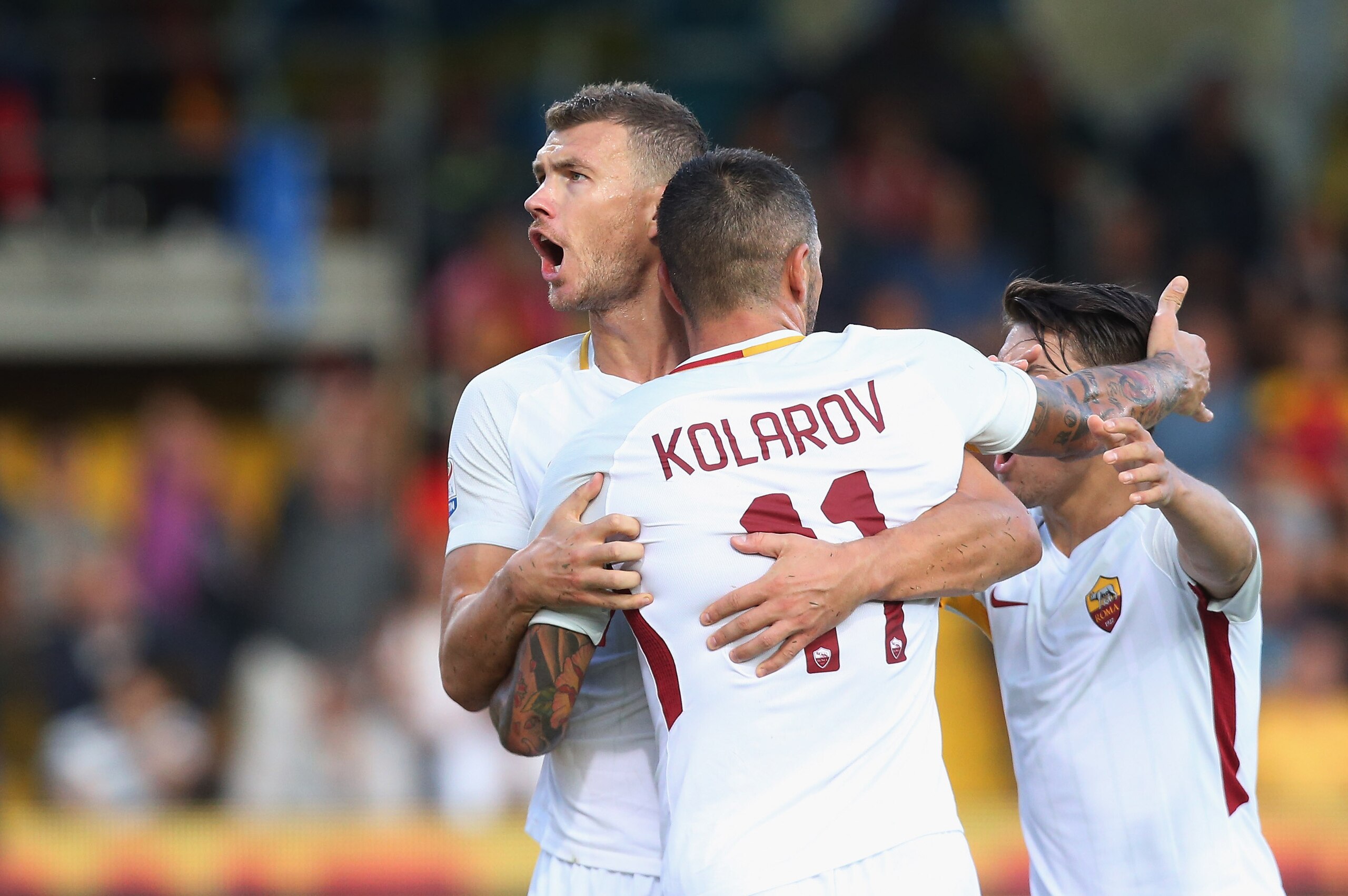 BENEVENTO, ITALY - SEPTEMBER 20:  Edin Dzeko of Roma  celebrates after scoring the opening goal during the Serie A match between Benevento Calcio and AS Roma at Stadio Ciro Vigorito on September 20, 2017 in Benevento, Italy.  (Photo by Maurizio Lagana/Get