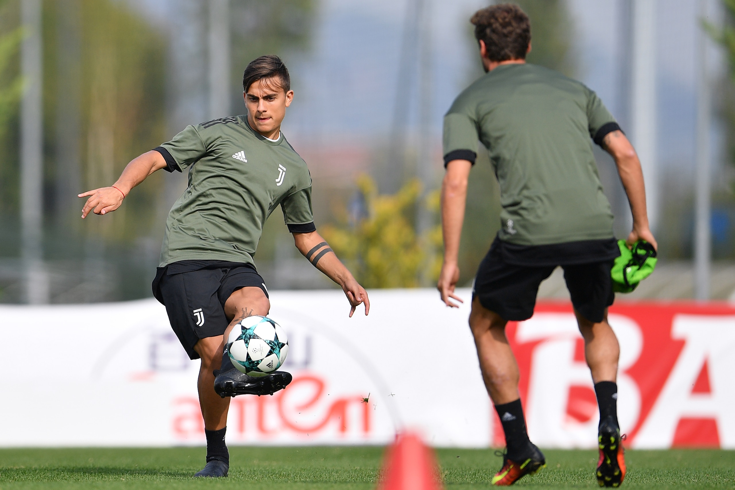 Juventus' Argentinian forward Paulo Dybala (L) takes part in a training session on the eve of the UEFA Champions League football match between Juventus and Olympiacos Piraeus FC on September 26, 2017 in Vinovo, near Turin. / AFP PHOTO / MARCO BERTORELLO Juventus' Argentinian forward Paulo Dybala (L) takes part in a training session on the eve of the UEFA Champions League football match between Juventus and Olympiacos Piraeus FC on September 26, 2017 in Vinovo, near Turin. / AFP PHOTO / MARCO BERTORELLO