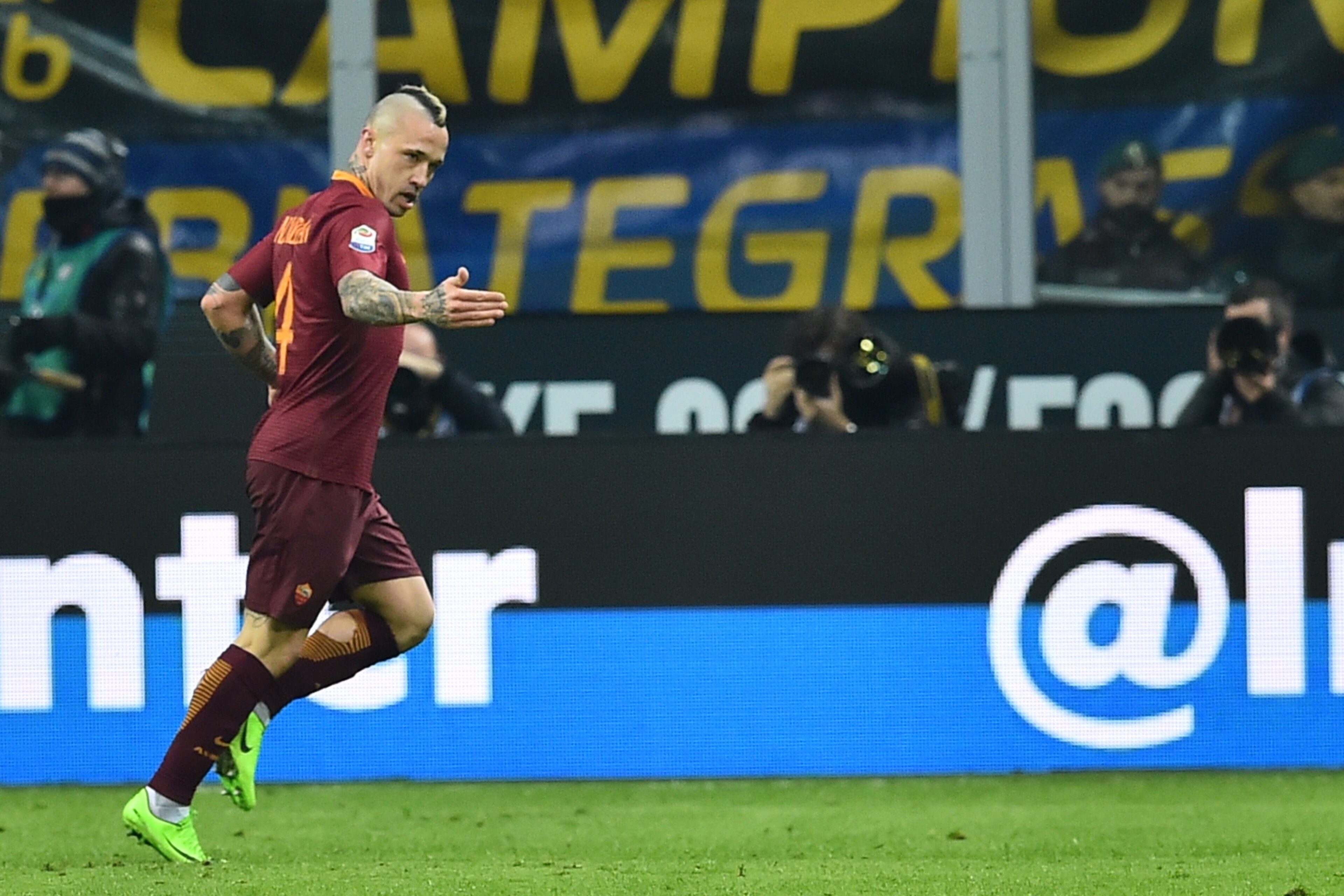 AS Roma's Belgium midfielder Radja Nainggolan celebrates after scoring a goal during the Italian Serie A football match Inter Milan vs AS Roma at the San Siro stadium in Milan on February 26, 2017. / AFP / GIUSEPPE CACACE        (Photo credit should read 