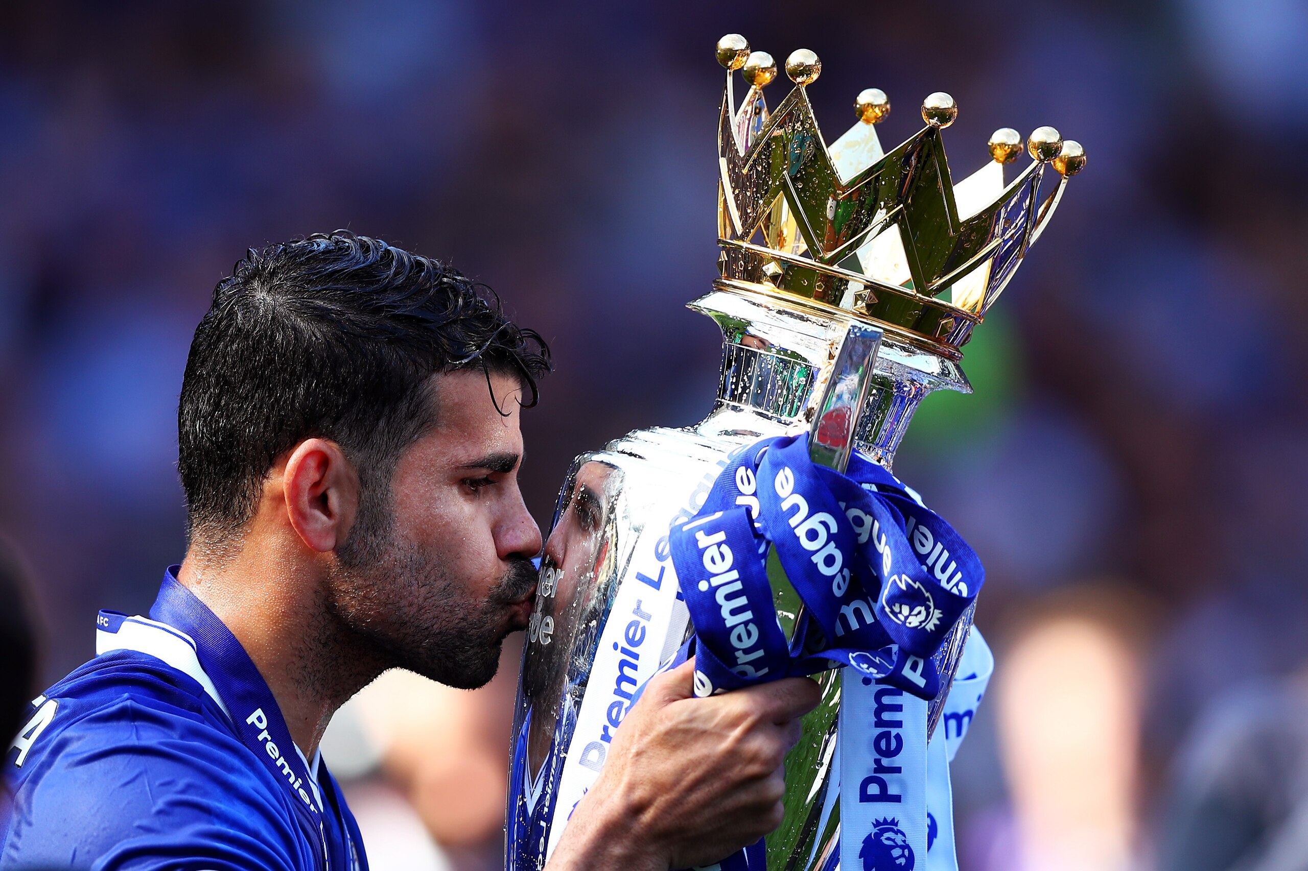 LONDON, ENGLAND - MAY 21: Diego Costa of Chelsea kisses the Premier League Trophy after the Premier League match between Chelsea and Sunderland at Stamford Bridge on May 21, 2017 in London, England.  (Photo by Clive Rose/Getty Images)