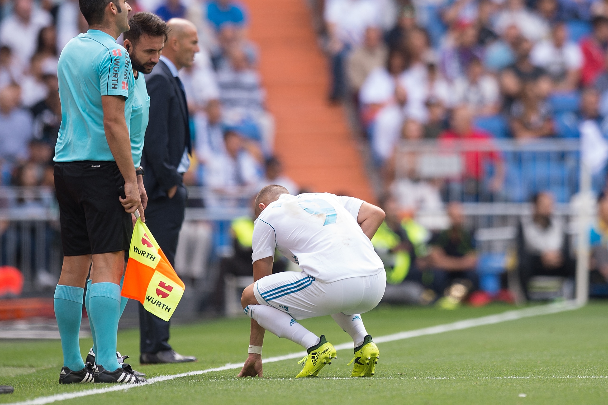 MADRID, SPAIN - SEPTEMBER 09: Karim Benzema of Real Madrid CF gets ready to come off injured during the La Liga match between Real Madrid and Levante at Estadio Santiago Bernabeu on September 9, 2017 in Madrid, . (Photo by Denis Doyle/Getty Images)