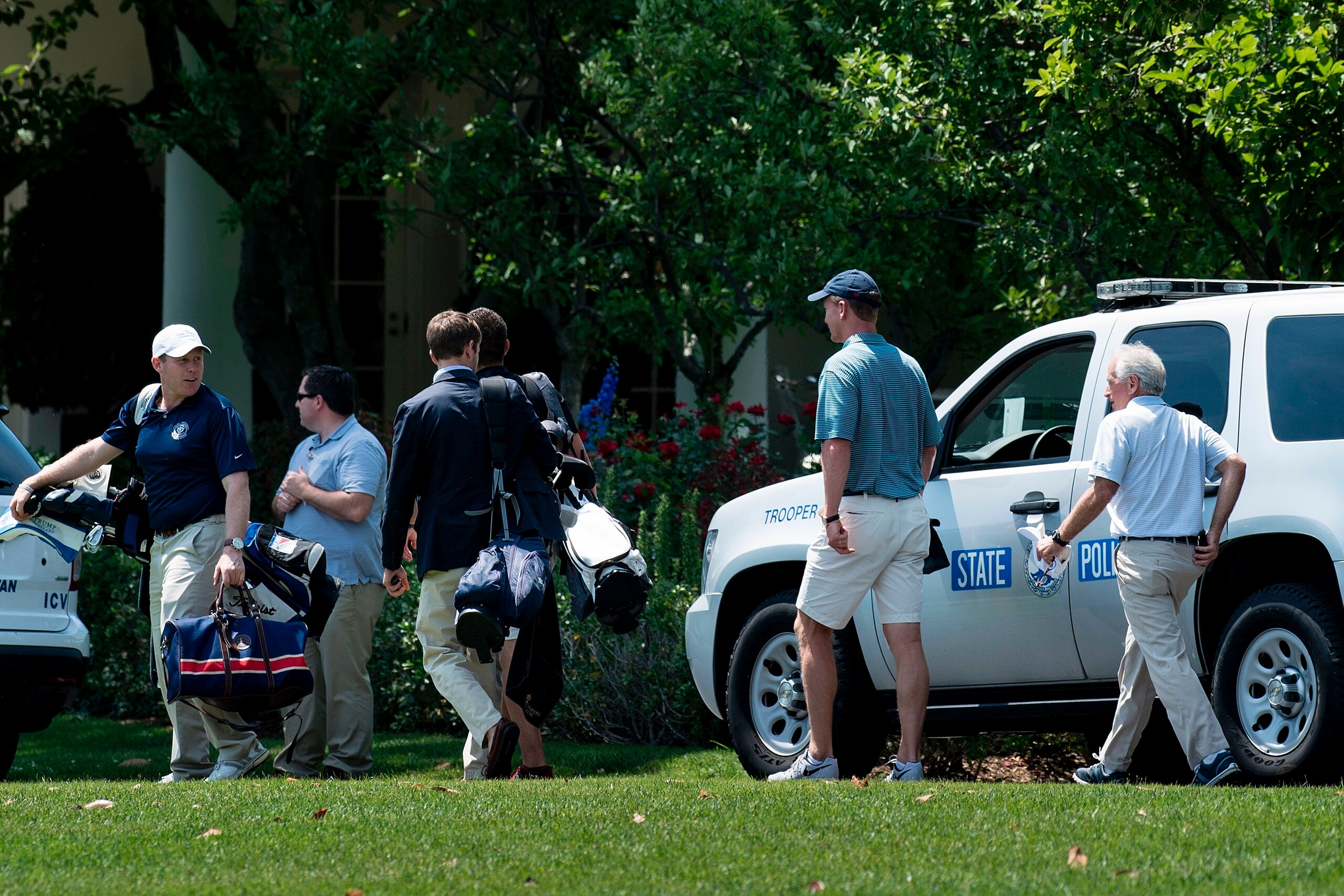 Former NFL quarterback Peyton Manning (2R) and Senator Bob Corker (R-TN) (R) walk with others after retiring to the White House with US President Donald Trump from the Trump National Golf Club June 4, 2017 in Washington, DC. / AFP PHOTO / Brendan Smialows