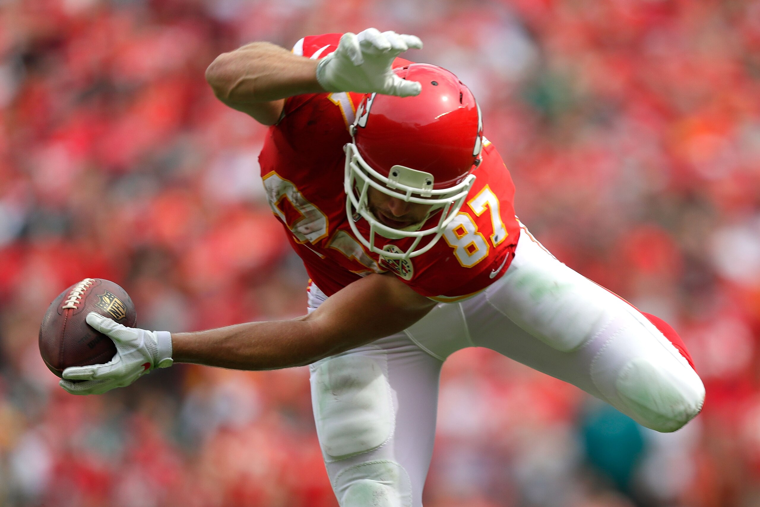 KANSAS CITY, MO - SEPTEMBER 17:  Tight end Travis Kelce #87 of the Kansas City Chiefs in action during the 2nd half of the game against the Philadelphia Eagles at Arrowhead Stadium on September 17, 2017 in Kansas City, Missouri.  (Photo by Jamie Squire/Ge