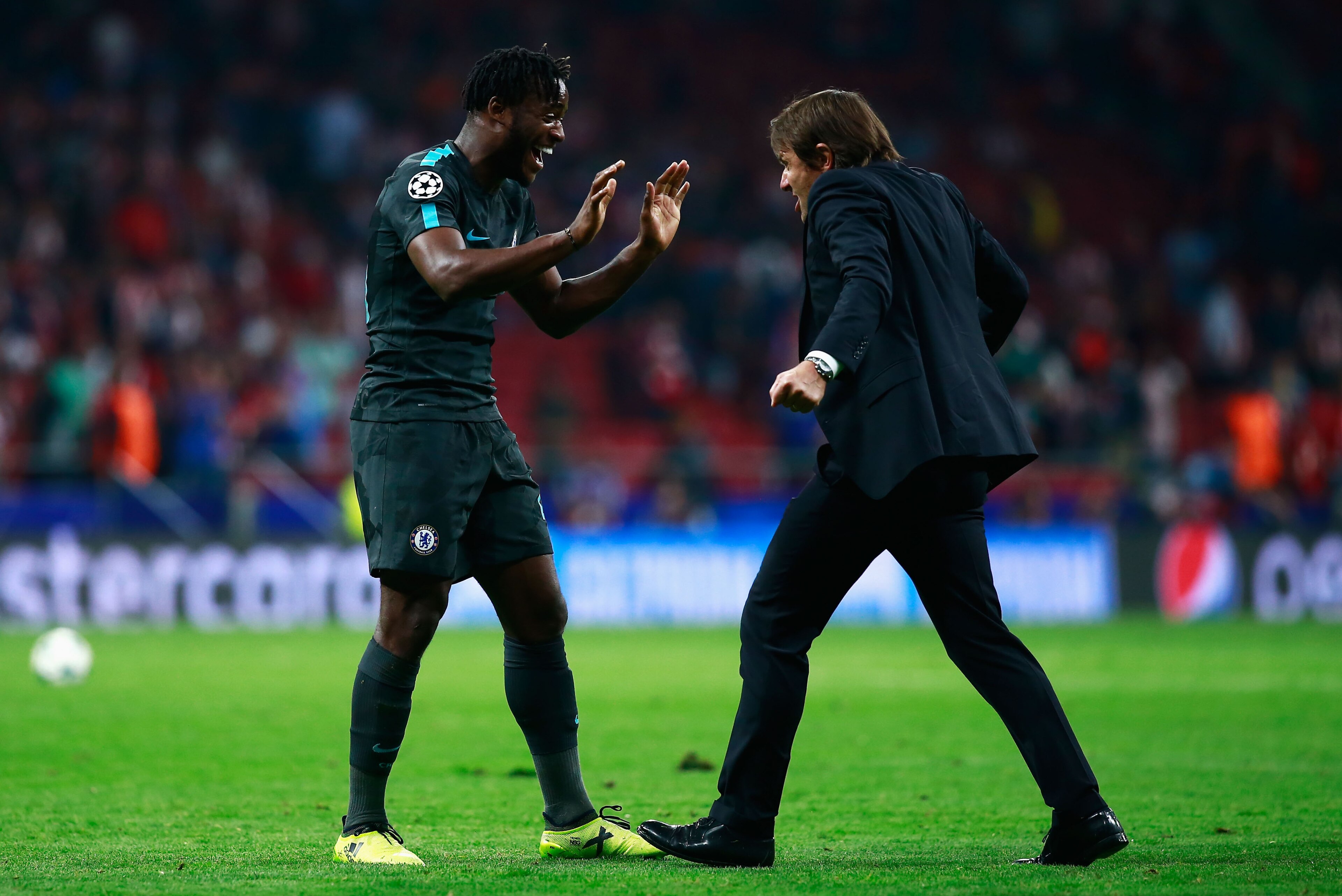 MADRID, SPAIN - SEPTEMBER 27:  Michy Batshuayi of Chelsea and Antonio Conte, Manager of Chelsea celebrate victory during the UEFA Champions League group C match between Atletico Madrid and Chelsea FC at Estadio Wanda Metropolitano on September 27, 2017 in