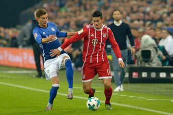 GELSENKIRCHEN, GERMANY - SEPTEMBER 19: Leon Goretzka of Schalke , James Rodriguez of Muenchen battle for the ball during the Bundesliga match between FC Schalke 04 and FC Bayern Muenchen at Veltins-Arena on September 19, 2017 in Gelsenkirchen, Germany. (P