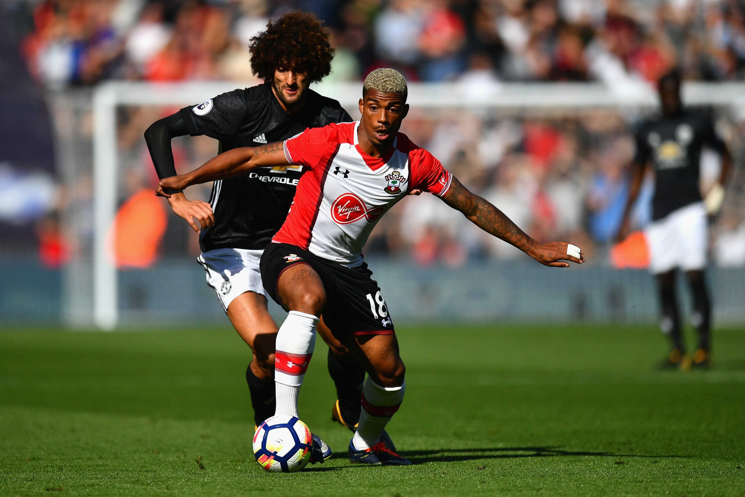 SOUTHAMPTON, ENGLAND - SEPTEMBER 23:  Mario Lemina of Southampton and Marouane Fellaini of Manchester United compete for the ball during the Premier League match between Southampton and Manchester United at St Mary's Stadium on September 23, 2017 in South