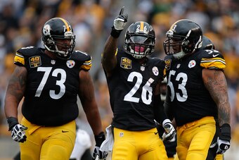 PITTSBURGH, PA - NOVEMBER 30:  Le'Veon Bell #26 reacts alongside Ramon Foster #73 and Maurkice Pouncey #53 of the Pittsburgh Steelers after picking up a first down during the first quarter against the New Orleans Saints at Heinz Field on November 30, 2014