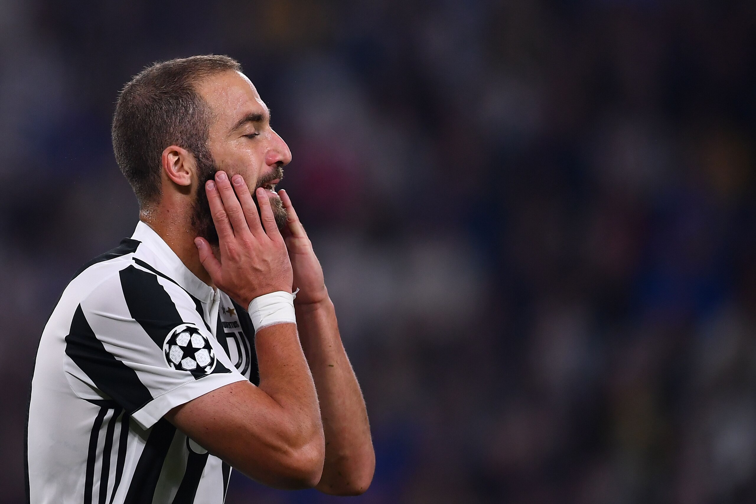 Juventus' forward from Argentina Gonzalo Higuain celebrates after scoring during the UEFA Champion's League Group D football match Juventus vs Olympiacos on September 27, 2017 at the Juventus stadium in Turin.  / AFP PHOTO / Marco BERTORELLO        (Photo