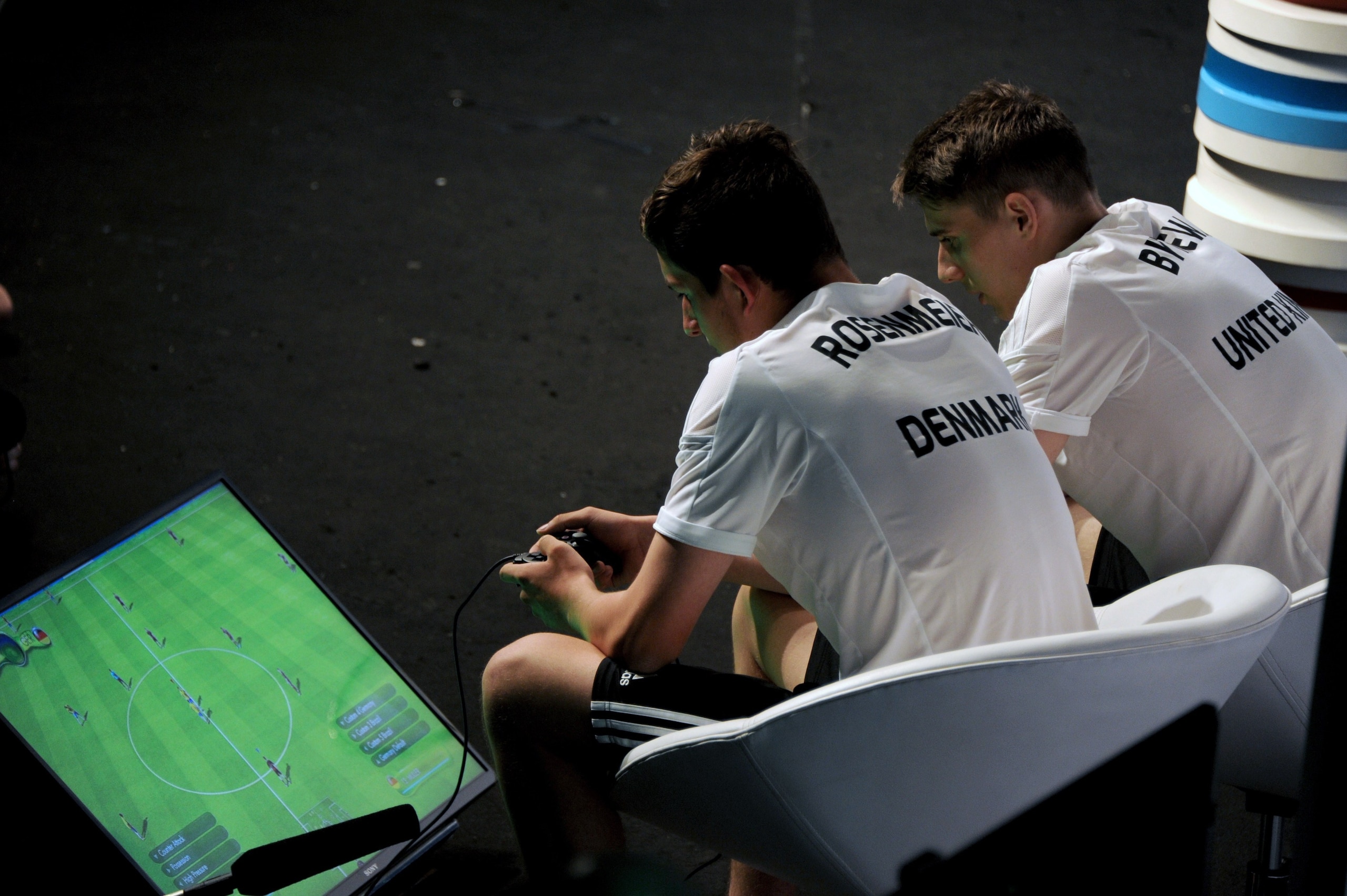 Players August Rosenmeier (L), from Denmark, and David Bytheway from England, compete in the final of the Grand Finale of the interactive virtual World Cup at Morro da Urca, Rio de Janeiro, Brazil, on July 3, 2014. Participats from all over the world took