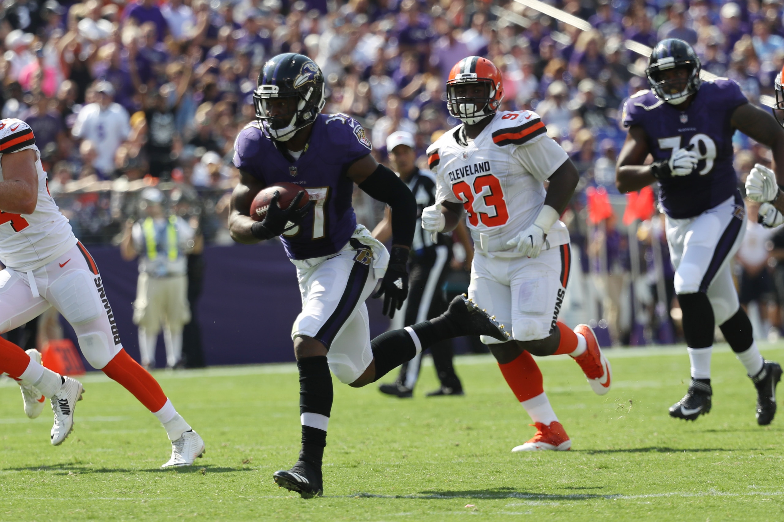 BALTIMORE, MD - SEPTEMBER 17: Running back Javorius Allen #37 of the Baltimore Ravens runs the ball against the Cleveland Browns in the second quarter at M&T Bank Stadium on September 17, 2017 in Baltimore, Maryland.  (Photo by Rob Carr /Getty Images)