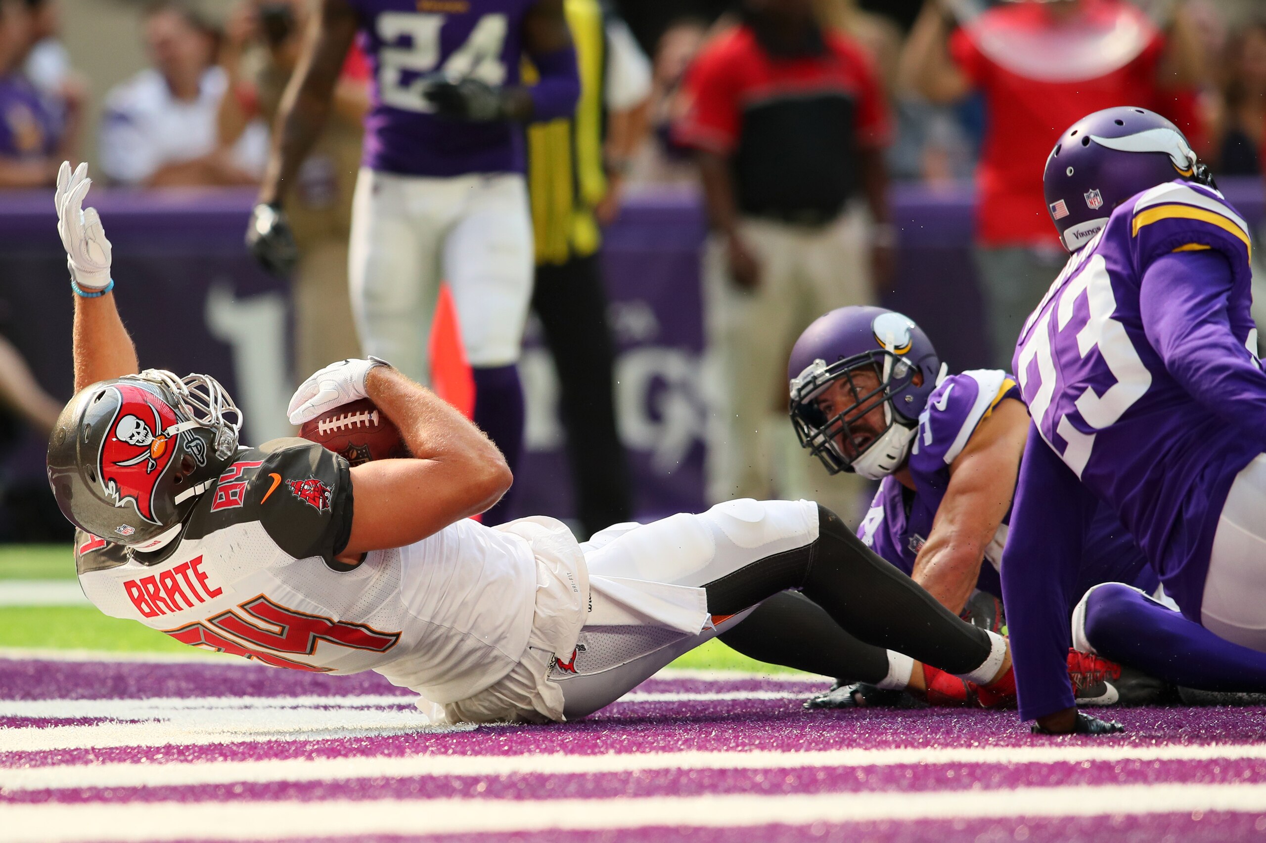 MINNEAPOLIS, MN - SEPTEMBER 24: Cameron Brate #84 of the Tampa Bay Buccaneers catches a 15 yard touchdown pass in the third quarter of the game against the Minnesota Vikings on September 24, 2017 at U.S. Bank Stadium in Minneapolis, Minnesota. (Photo by A