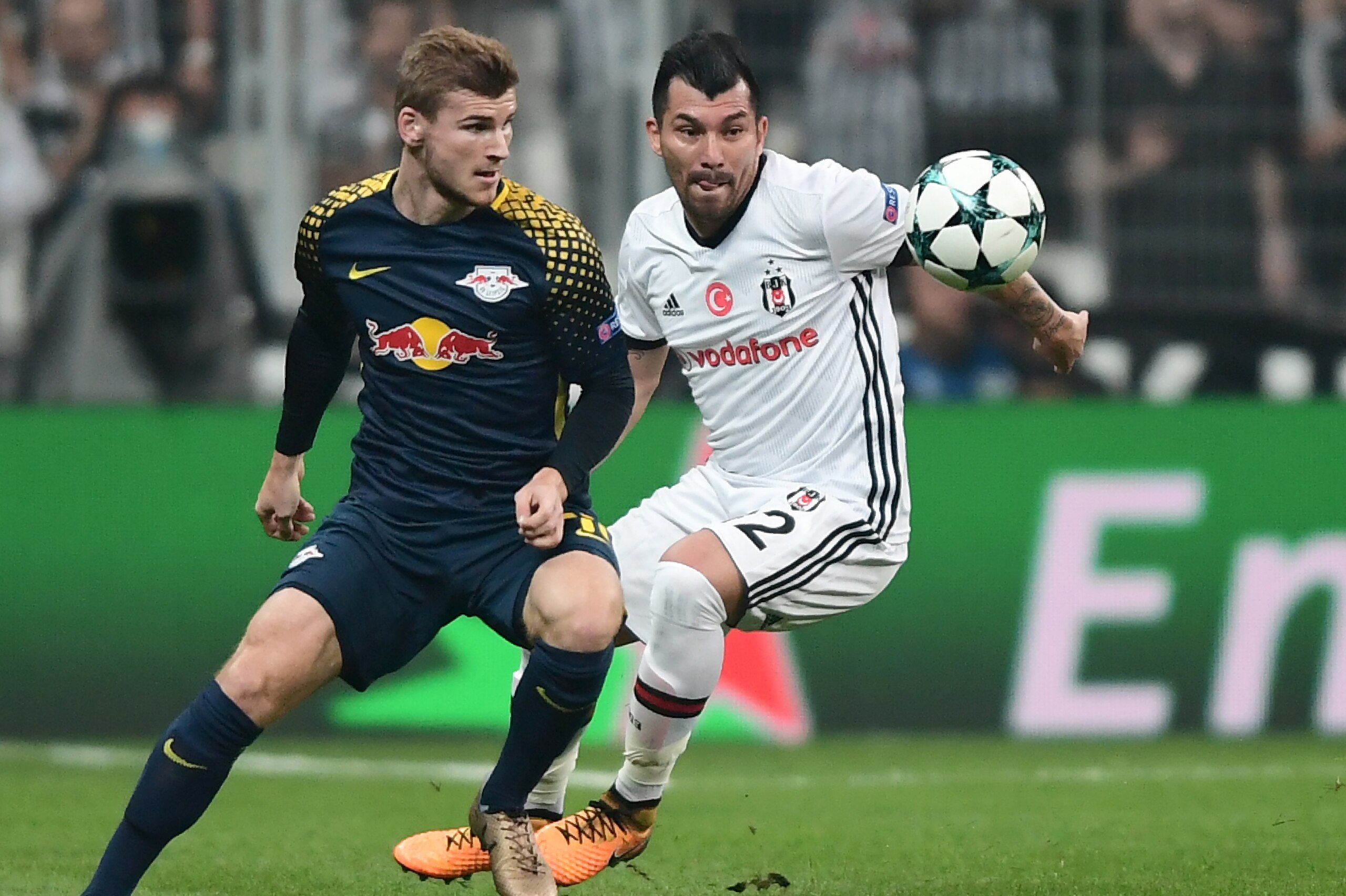 Leipzig's Timo Werner (L)fights for the ball with Besiktas` Gary Medel (R) during the UEFA Champions League group G football match between Besiktas and RB Leipzig at Vodafone Park stadium in Istanbul on September 26, 2017. / AFP PHOTO / OZAN KOSE        (