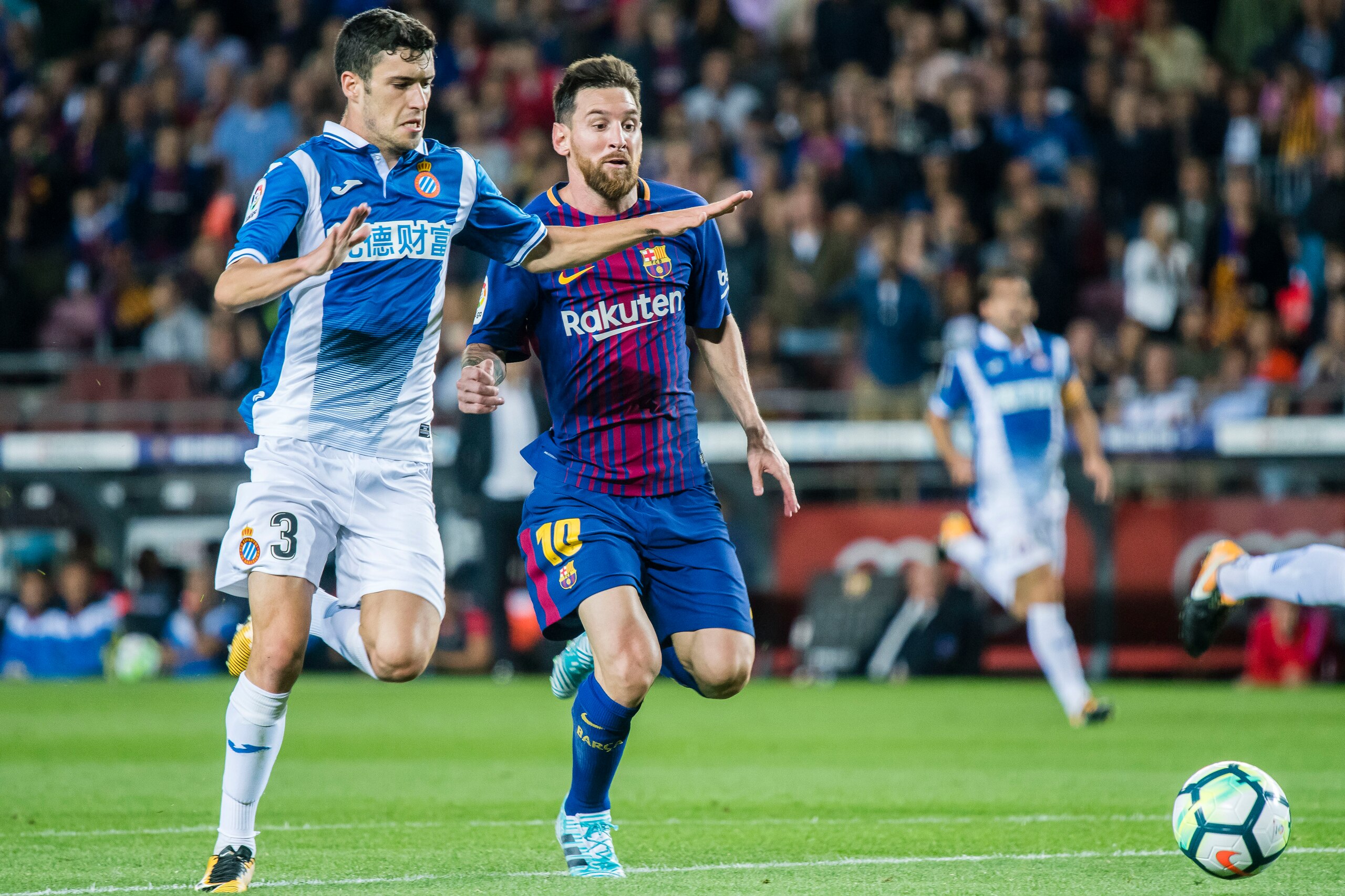 BARCELONA, SPAIN - SEPTEMBER 09: Lionel Andres Messi (R) of FC Barcelona fights for the ball with Aaron Martin Caricol (L) of RCD Espanyol during the La Liga match between FC Barcelona vs RCD Espanyol at the Camp Nou on 09 September 2017 in Barcelona, Spa