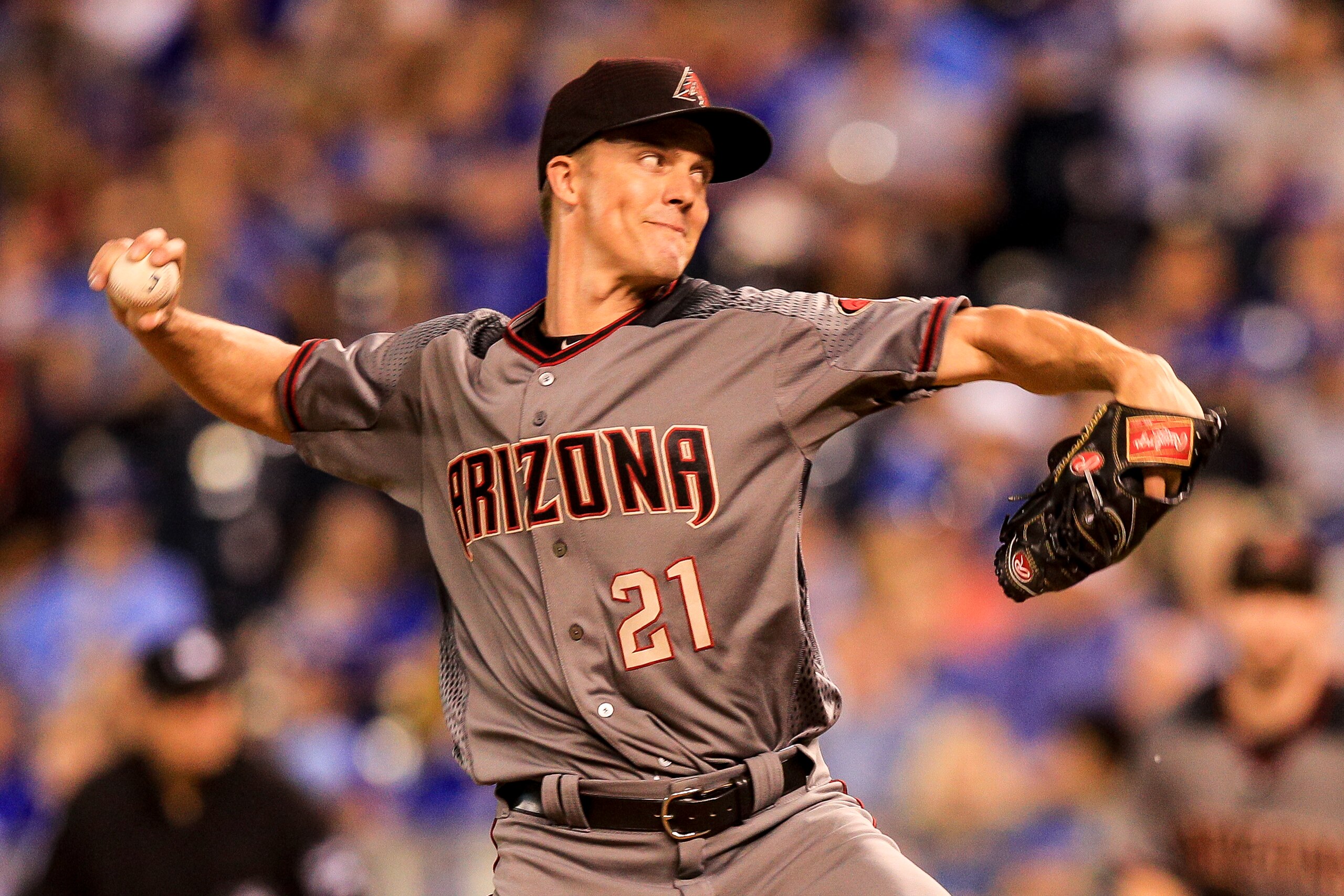 KANSAS CITY, MO - SEPTEMBER 29: Zack Greinke #21 of the Arizona Diamondbacks pitches against the Kansas City Royals during the first inning at Kauffman Stadium on September 29, 2017 in Kansas City, Missouri. (Photo by Brian Davidson/Getty Images)