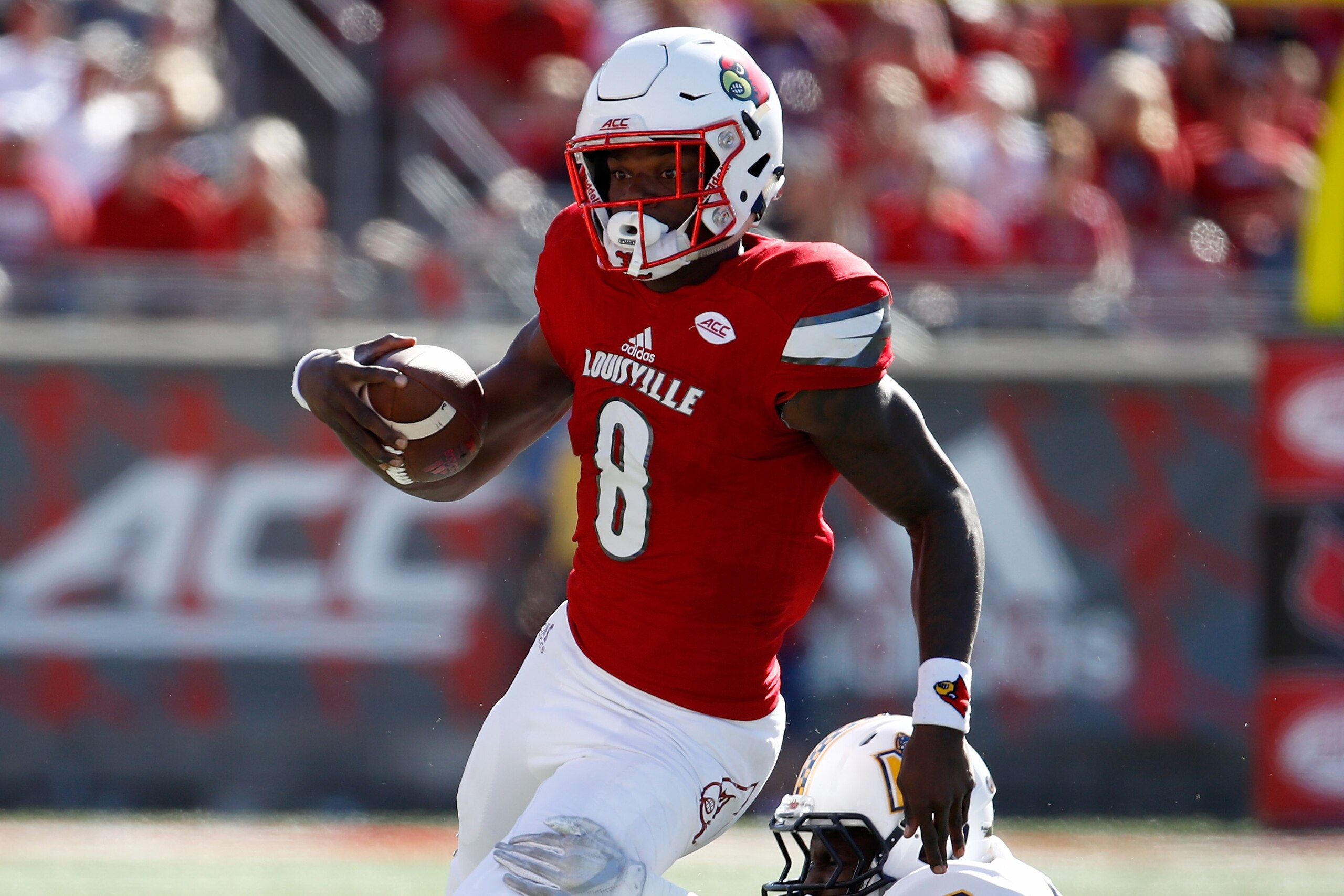 LOUISVILLE, KY - SEPTEMBER 30:  Lamar Jackson #8 of the Louisville Cardinals runs with the ball during the game against the Murray State Racers at Papa John's Cardinal Stadium on September 30, 2017 in Louisville, Kentucky.  (Photo by Andy Lyons/Getty Imag