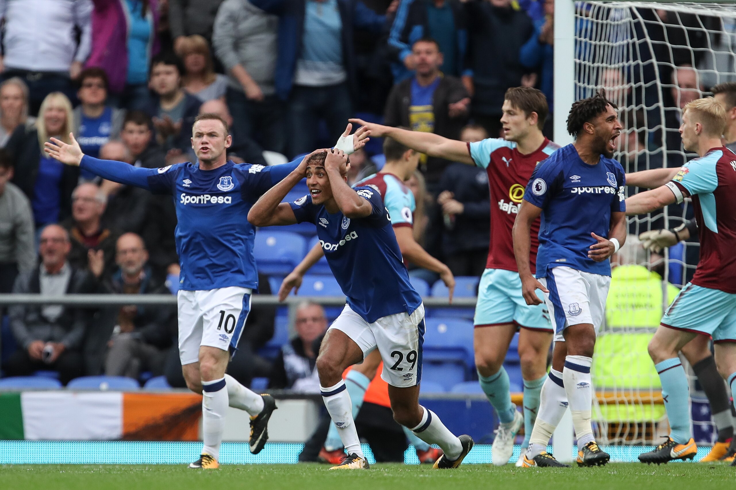 LIVERPOOL, ENGLAND - OCTOBER 01: Everton players appeal against an alleged hand ball in the area during the Premier League match between Everton and Burnley at Goodison Park on October 1, 2017 in Liverpool, England. (Photo by Robbie Jay Barratt - AMA/Gett