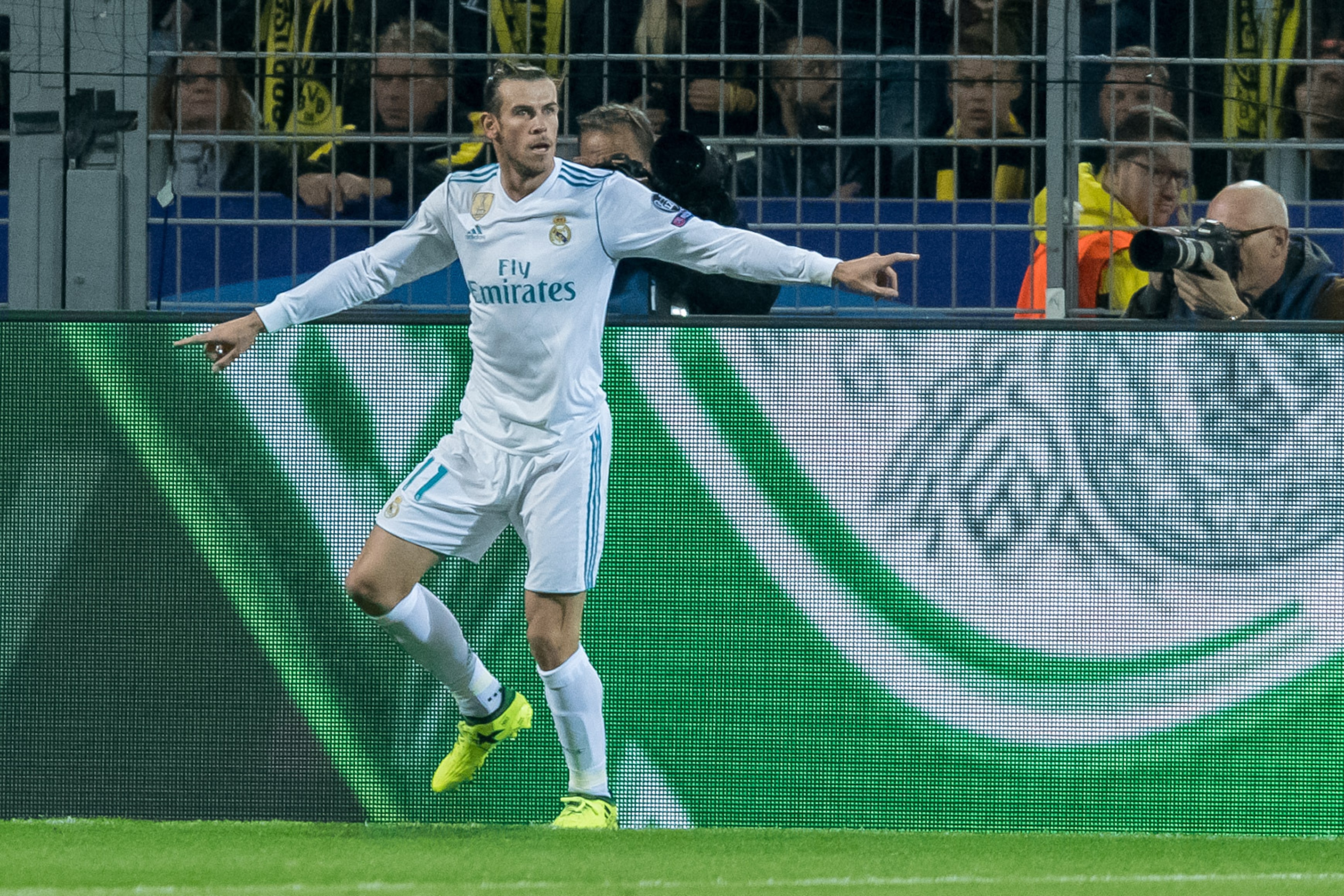DORTMUND, GERMANY - SEPTEMBER 26: Gareth Bale of Real Madrid celebrates after scoring his team`s first goal during the UEFA Champions League group H match between Borussia Dortmund and Real Madrid at Signal Iduna Park on September 26, 2017 in Dortmund, Ge