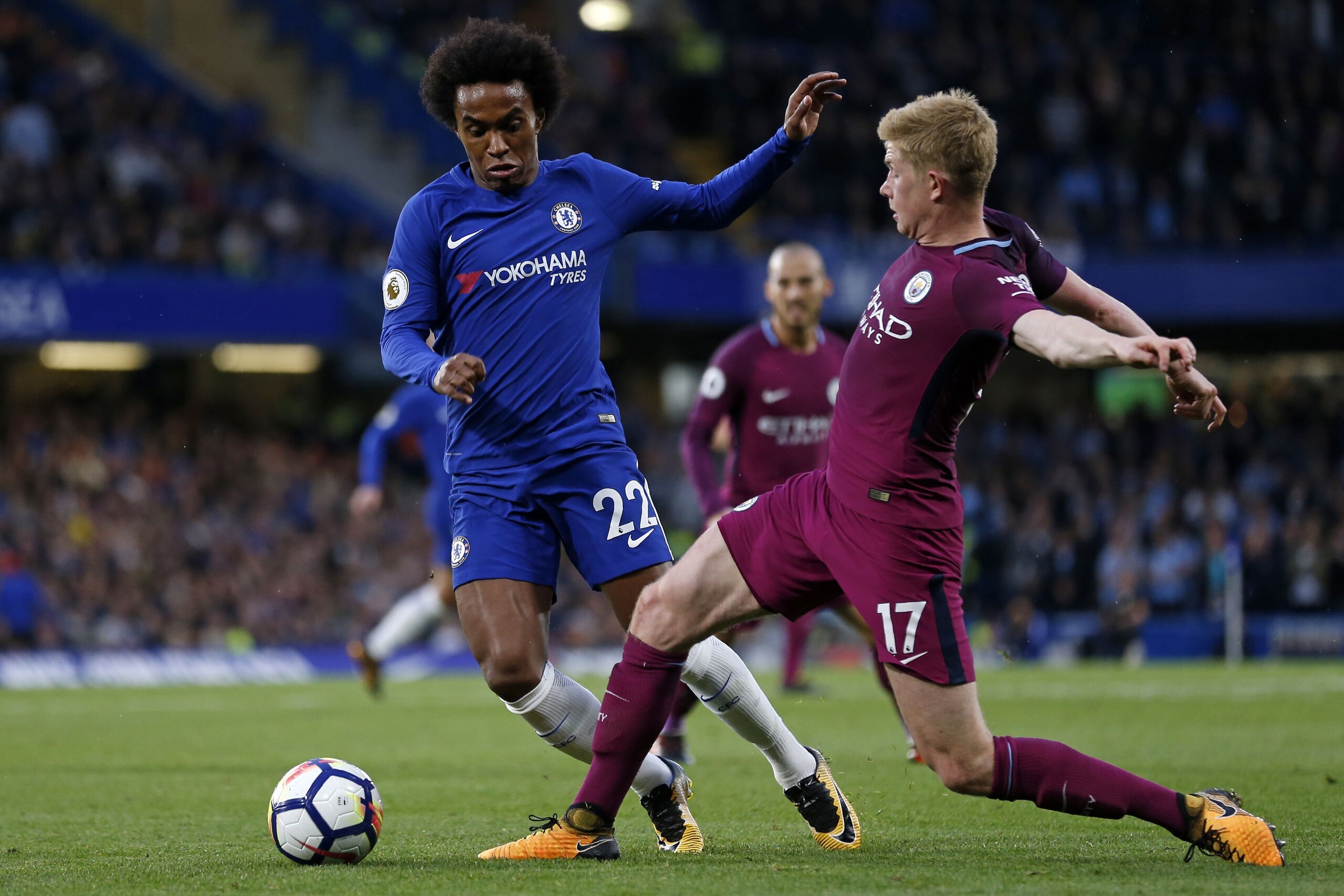 Chelsea's Brazilian midfielder Willian (L) vies with Manchester City's Belgian midfielder Kevin De Bruyne (R) during the English Premier League football match between Chelsea and Manchester City at Stamford Bridge in London on September 30, 2017. / AFP PH