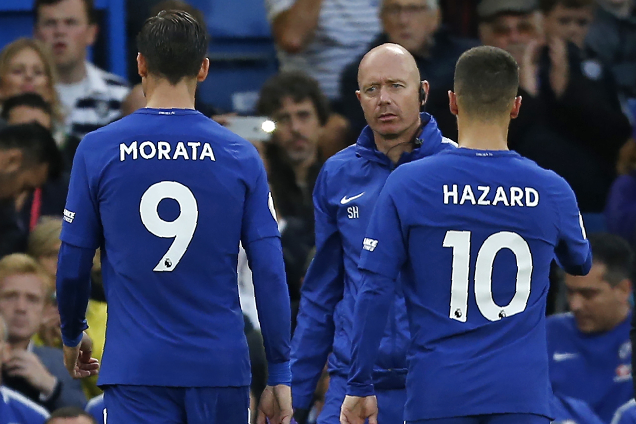 Chelsea's Italian head coach Antonio Conte (R) looks on as Chelsea's Spanish striker Alvaro Morata leaves the pitch injured during the English Premier League football match between Chelsea and Manchester City at Stamford Bridge in London on September 30, 