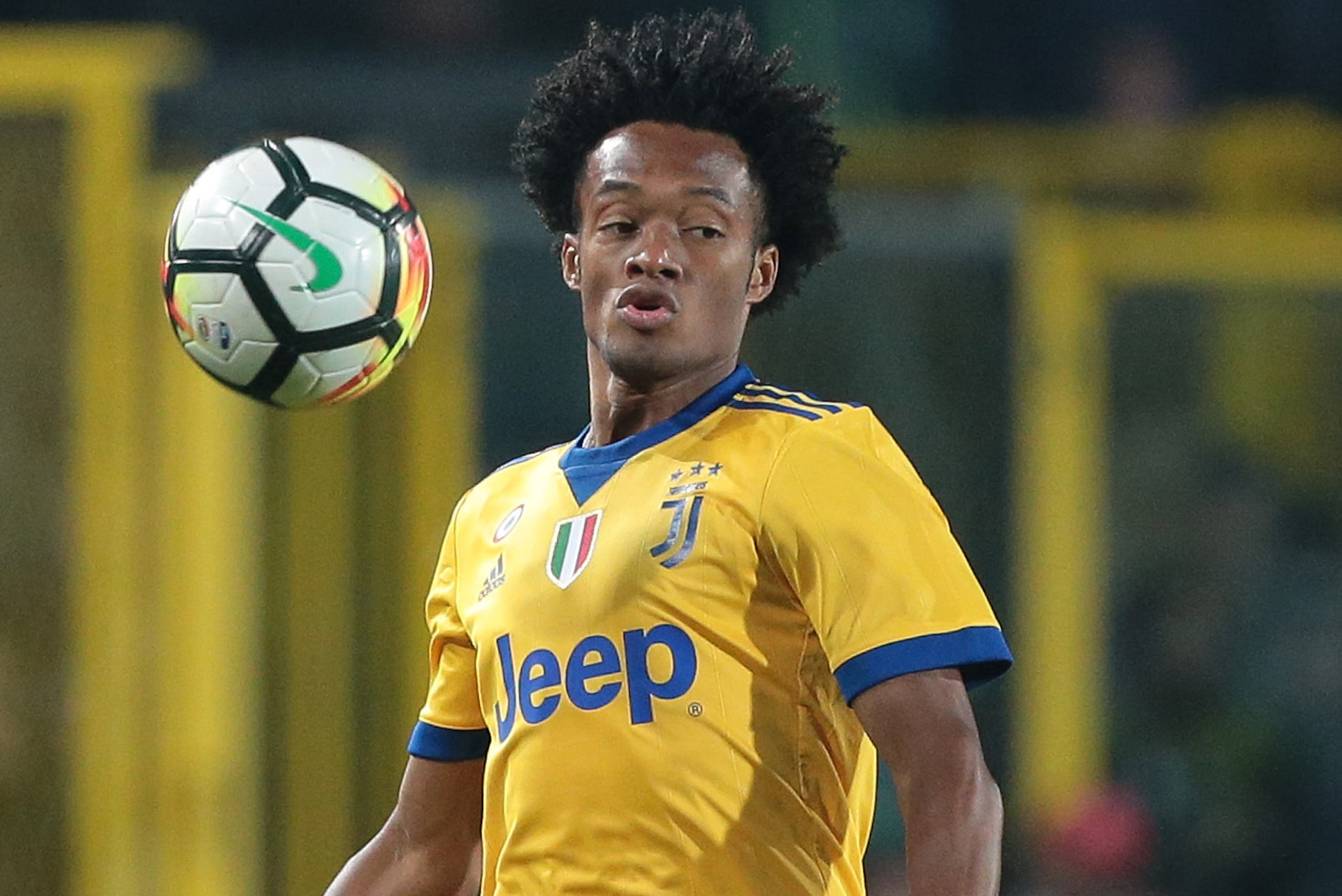 BERGAMO, ITALY - OCTOBER 01:  Juan Cuadrado of Juventus FC controls the ball during the Serie A match between Atalanta BC and Juventus at Stadio Atleti Azzurri d'Italia on October 1, 2017 in Bergamo, Italy.  (Photo by Emilio Andreoli/Getty Images)