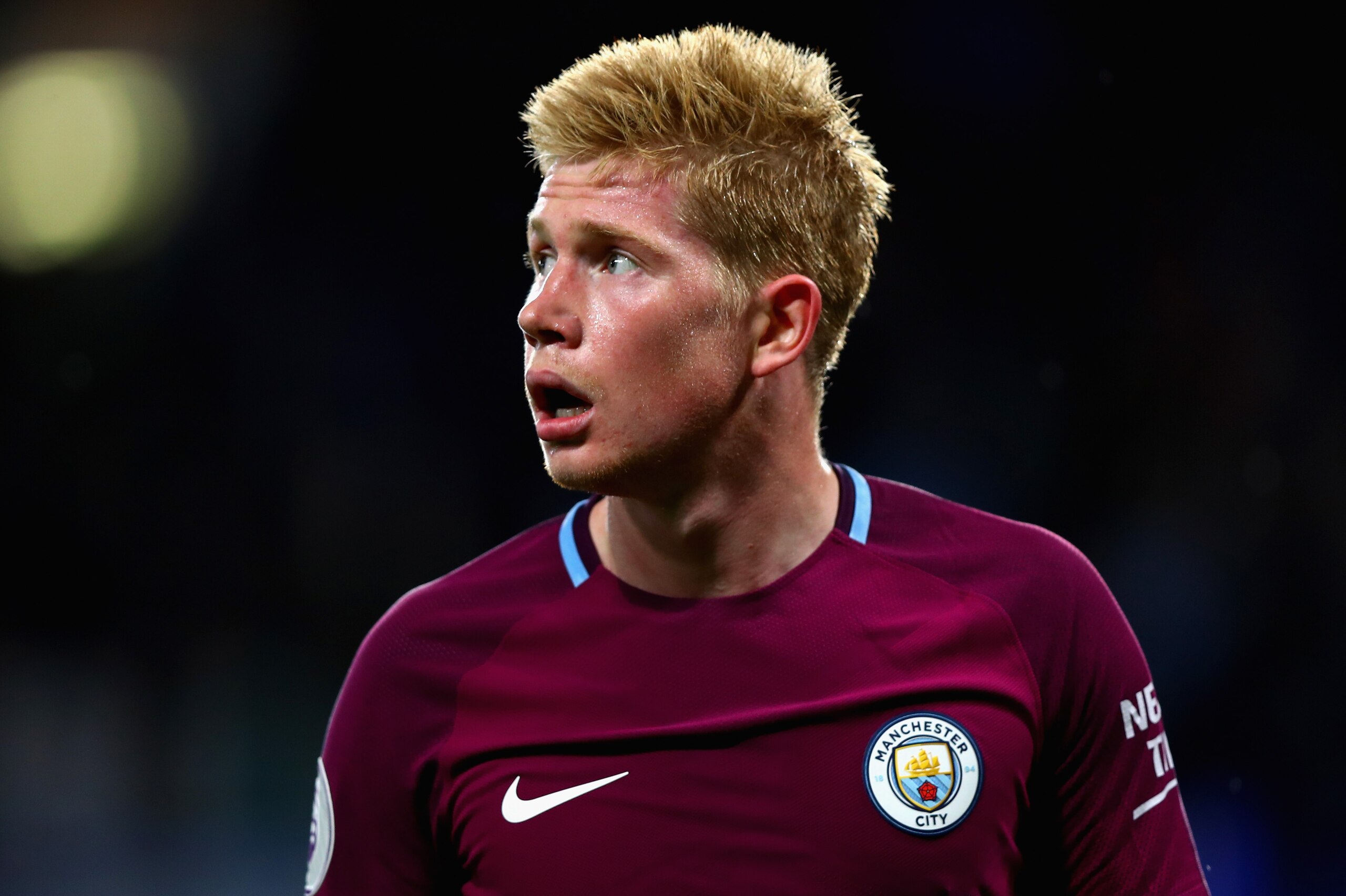 LONDON, ENGLAND - SEPTEMBER 30: Kevin De Bruyne of Manchester City looks on during the Premier League match between Chelsea and Manchester City at Stamford Bridge on September 30, 2017 in London, England.  (Photo by Clive Rose/Getty Images)