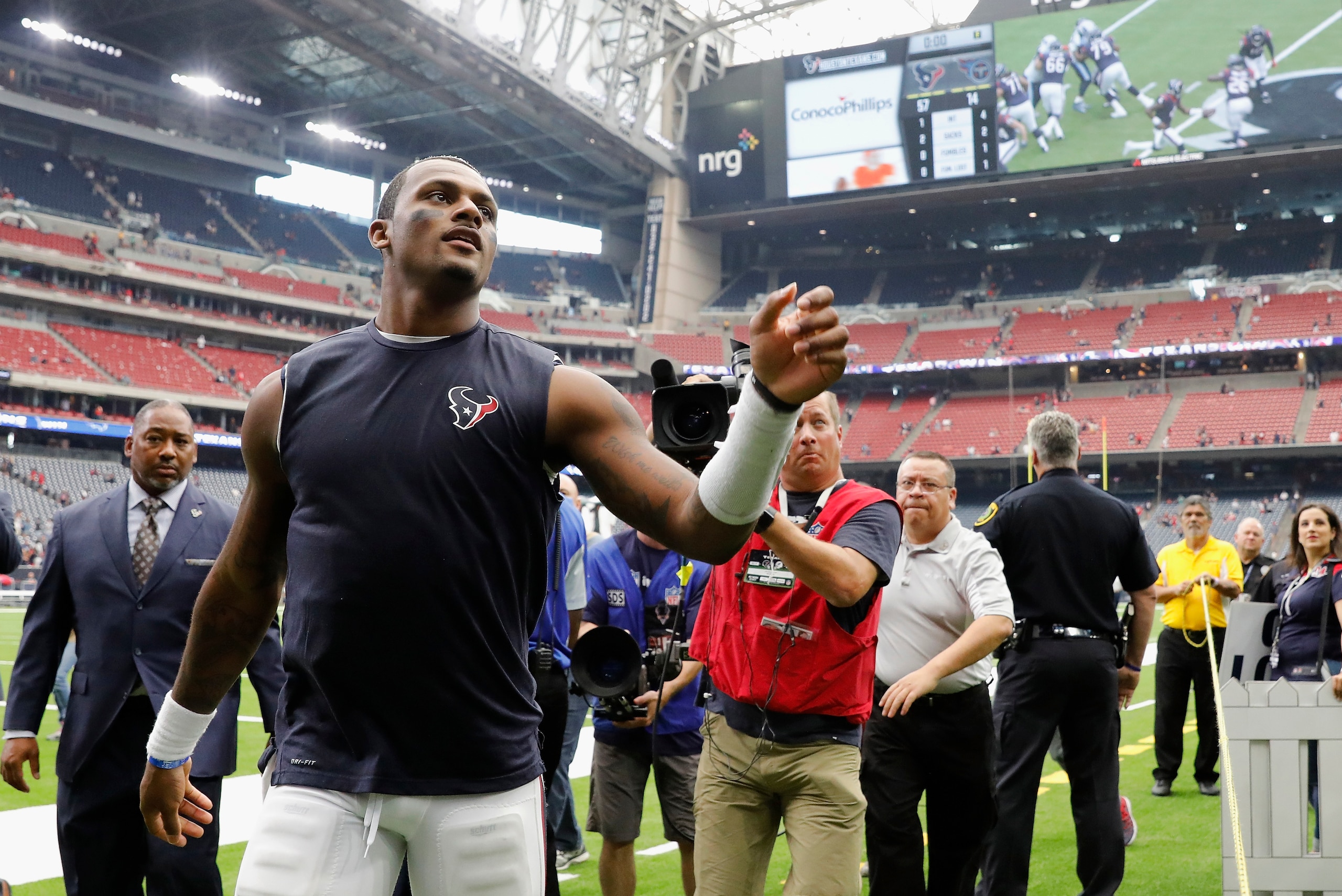 HOUSTON, TX - OCTOBER 01:  Deshaun Watson #4 of the Houston Texans waves to fans as he leaves the field after the game against the Tennessee Titans at NRG Stadium on October 1, 2017 in Houston, Texas.  (Photo by Tim Warner/Getty Images)
