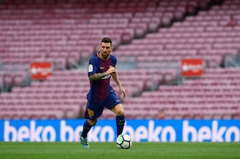 BARCELONA, SPAIN - OCTOBER 01:  Lionel Messi of Barcelona runs with the ball during the La Liga match between Barcelona and Las Palmas at Camp Nou on October 1, 2017 in Barcelona, Spain.  (Photo by Manuel Queimadelos Alonso/Getty Images)