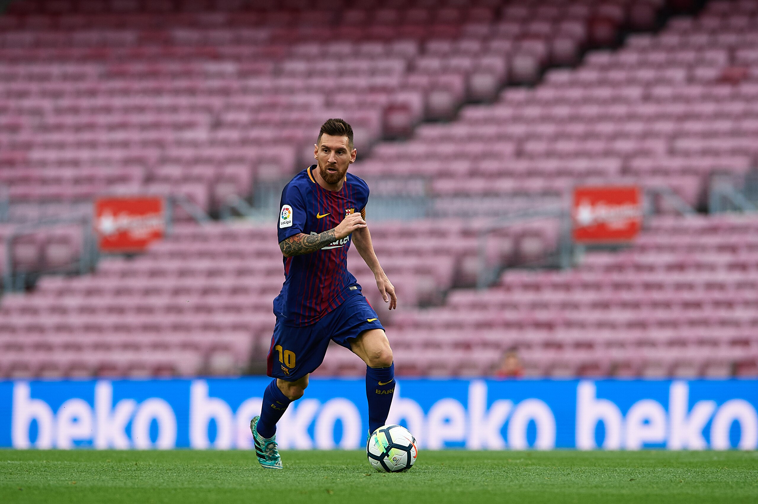 BARCELONA, SPAIN - OCTOBER 01:  Lionel Messi of Barcelona runs with the ball during the La Liga match between Barcelona and Las Palmas at Camp Nou on October 1, 2017 in Barcelona, Spain.  (Photo by Manuel Queimadelos Alonso/Getty Images)