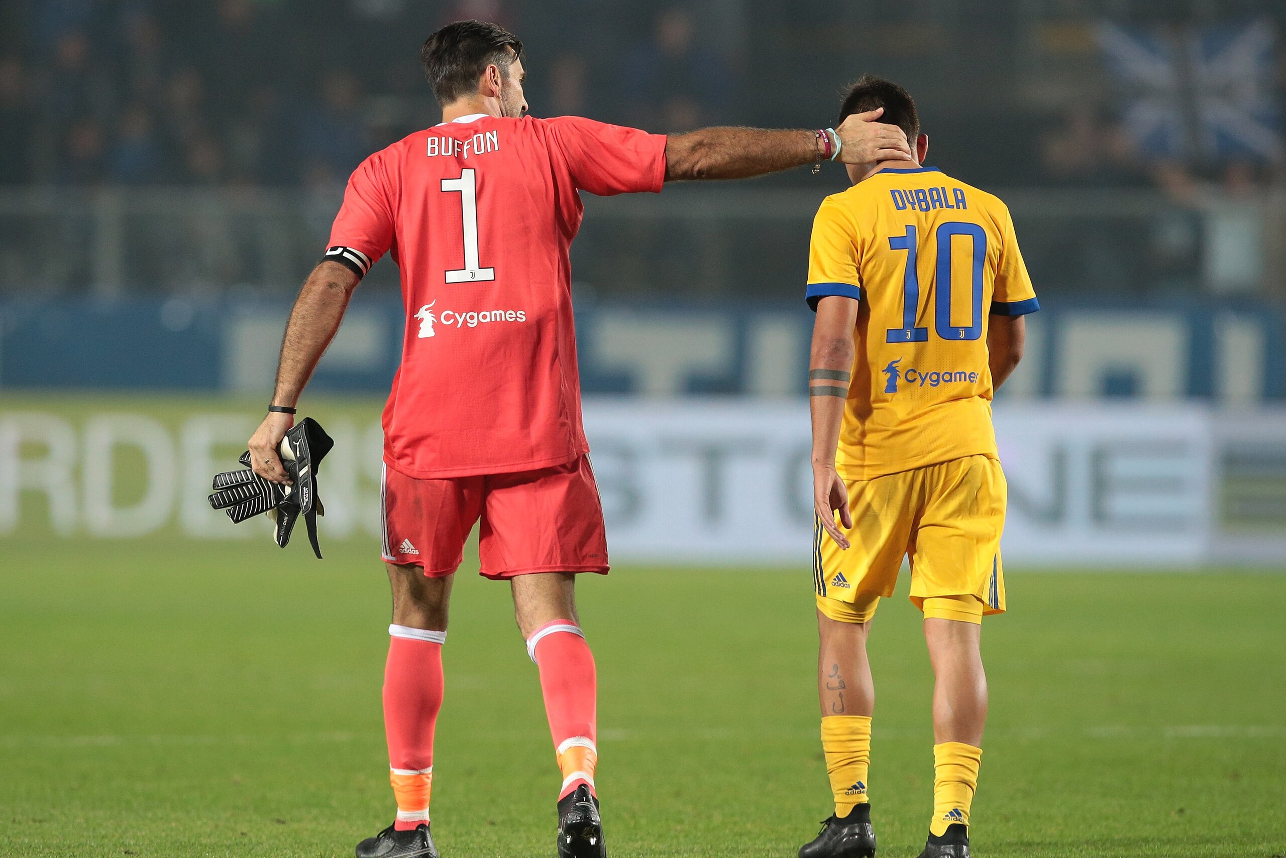 BERGAMO, ITALY - OCTOBER 01:  Gianluigi Buffon (L) of Juventus FC consoles team-mate Paulo Dybala at the end of the Serie A match between Atalanta BC and Juventus at Stadio Atleti Azzurri d'Italia on October 1, 2017 in Bergamo, Italy.  (Photo by Emilio An