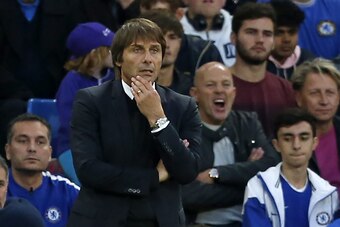 Chelsea's Italian head coach Antonio Conte watches from the touchline during the English Premier League football match between Chelsea and Manchester City at Stamford Bridge in London on September 30, 2017. / AFP PHOTO / Ian KINGTON / RESTRICTED TO EDITOR