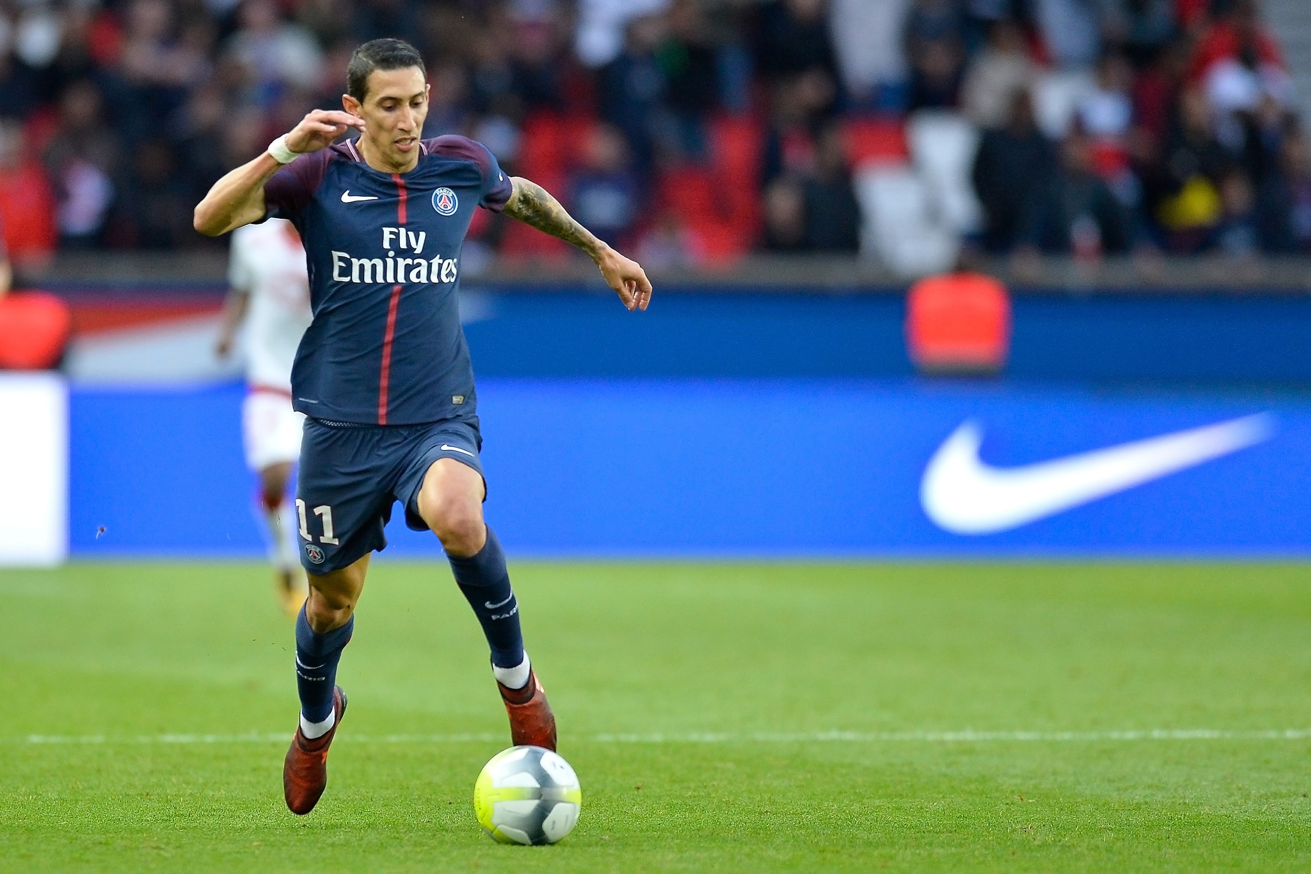 PARIS, FRANCE - SEPTEMBER 30: Angel Di Maria of Paris Saint-Germain runs with the ball  during the Ligue 1 match between Paris Saint Germain and FC Girondins de Bordeaux at Parc des Princes on September 30, 2017 in Paris, .  (Photo by Aurelien Meunier/Get
