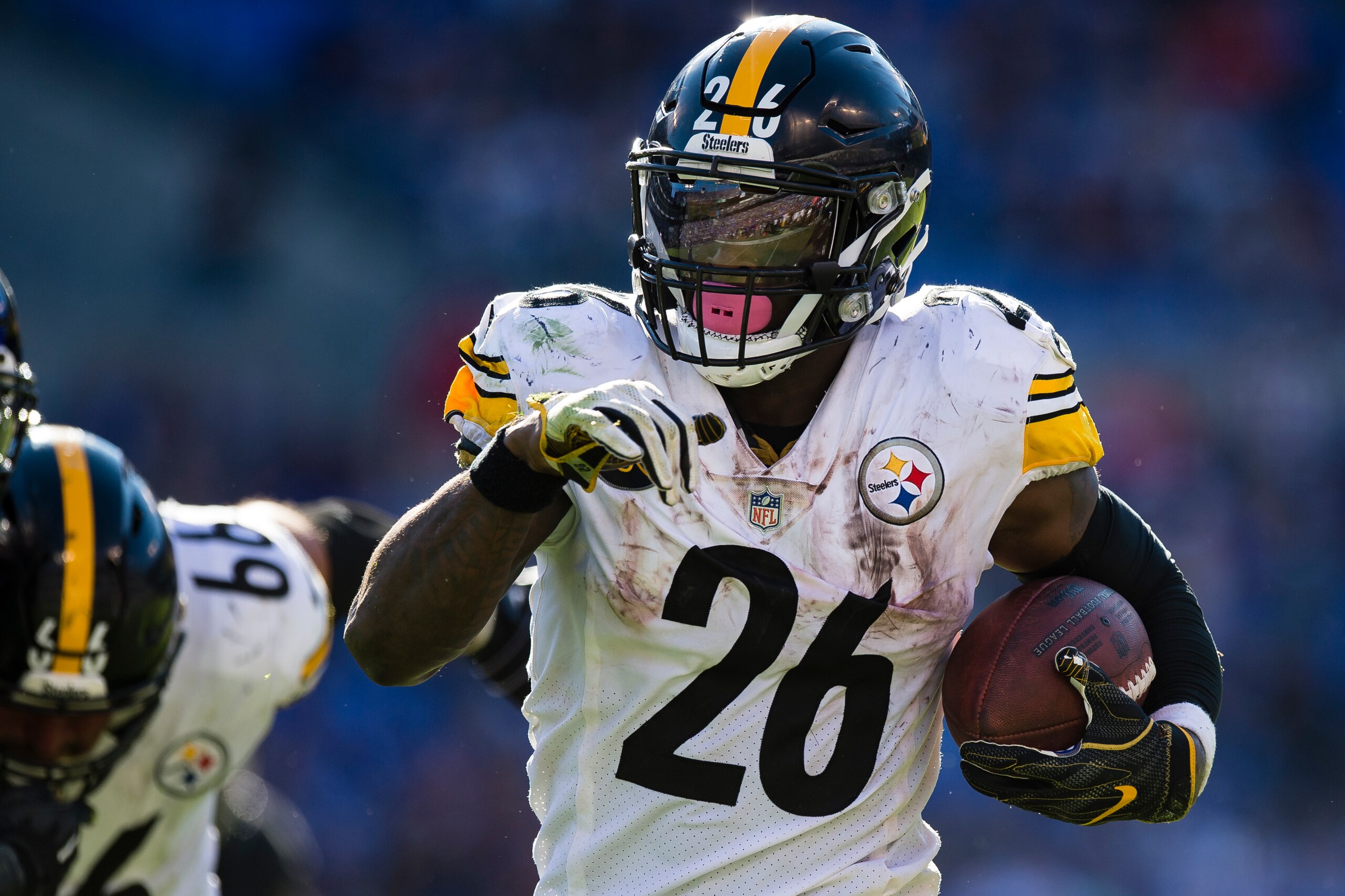 BALTIMORE, MD - OCTOBER 01: Running back Le'Veon Bell #26 of the Pittsburgh Steelers carries the ball against the Baltimore Ravens in the fourth quarter at M&T Bank Stadium on October 1, 2017 in Baltimore, Maryland. (Photo by Patrick McDermott/Getty Image