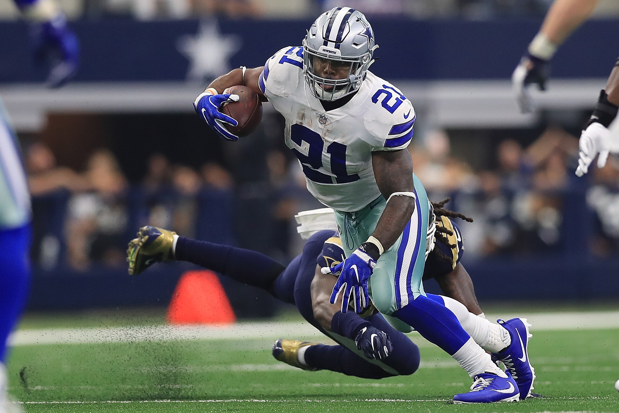 ARLINGTON, TX - OCTOBER 01:  Ezekiel Elliott #21 of the Dallas Cowboys runs the ball in the fourth quarter against the Los Angeles Rams at AT&T Stadium on October 1, 2017 in Arlington, Texas.  (Photo by Ronald Martinez/Getty Images)