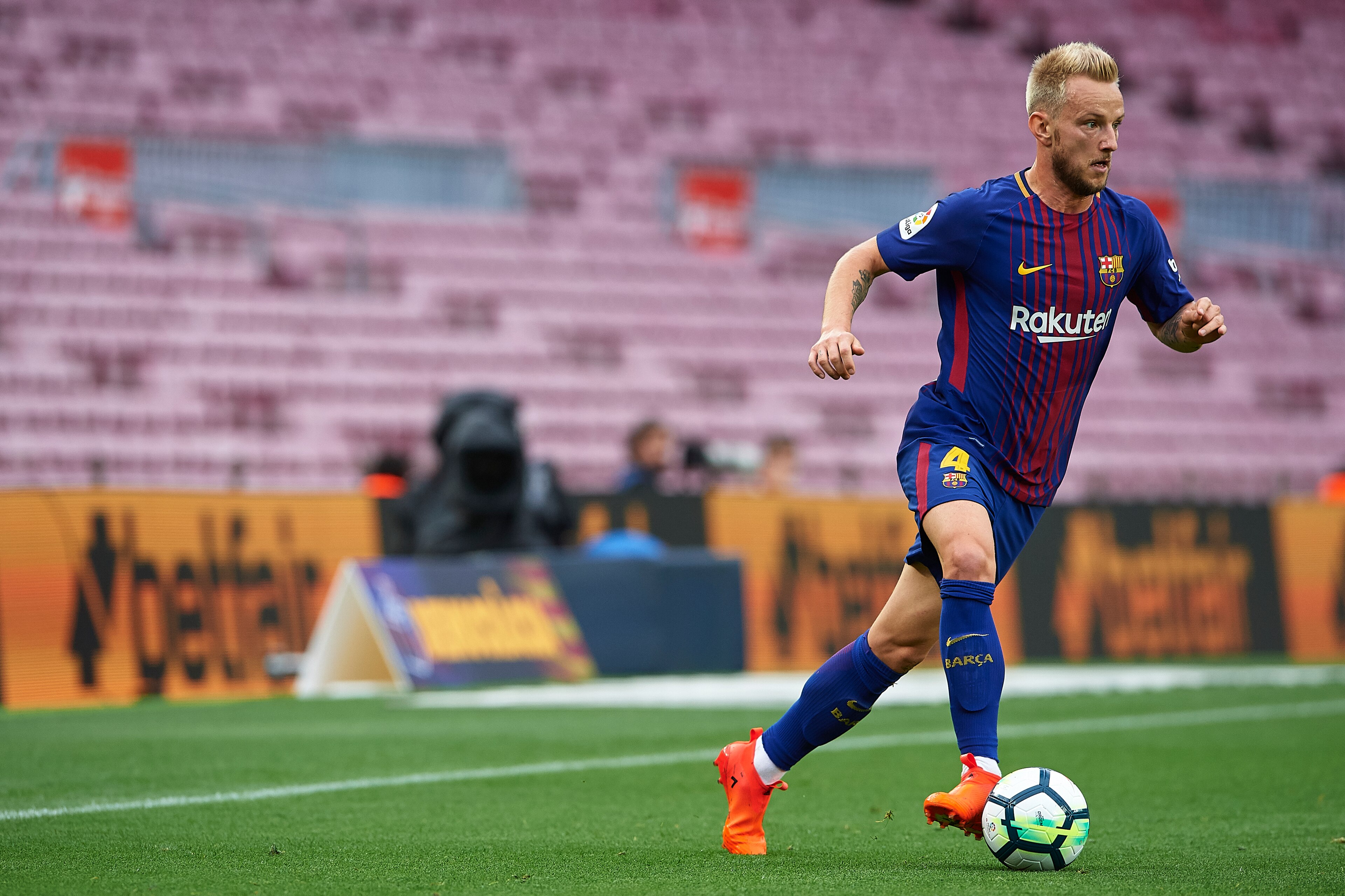 BARCELONA, SPAIN - OCTOBER 01:  Ivan Rakitic of Barcelona runs with the ball during the La Liga match between Barcelona and Las Palmas at Camp Nou on October 1, 2017 in Barcelona, Spain.  (Photo by Manuel Queimadelos Alonso/Getty Images)