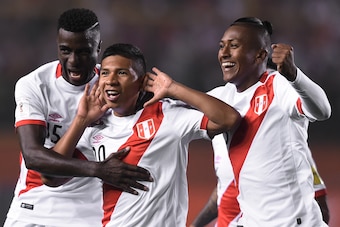 Peru's Edison Flores (C) celebrates after scoring against Bolivia during their 2018 World Cup football qualifier match in Lima, on August 31, 2017. / AFP PHOTO / Cris BOURONCLE        (Photo credit should read CRIS BOURONCLE/AFP/Getty Images)