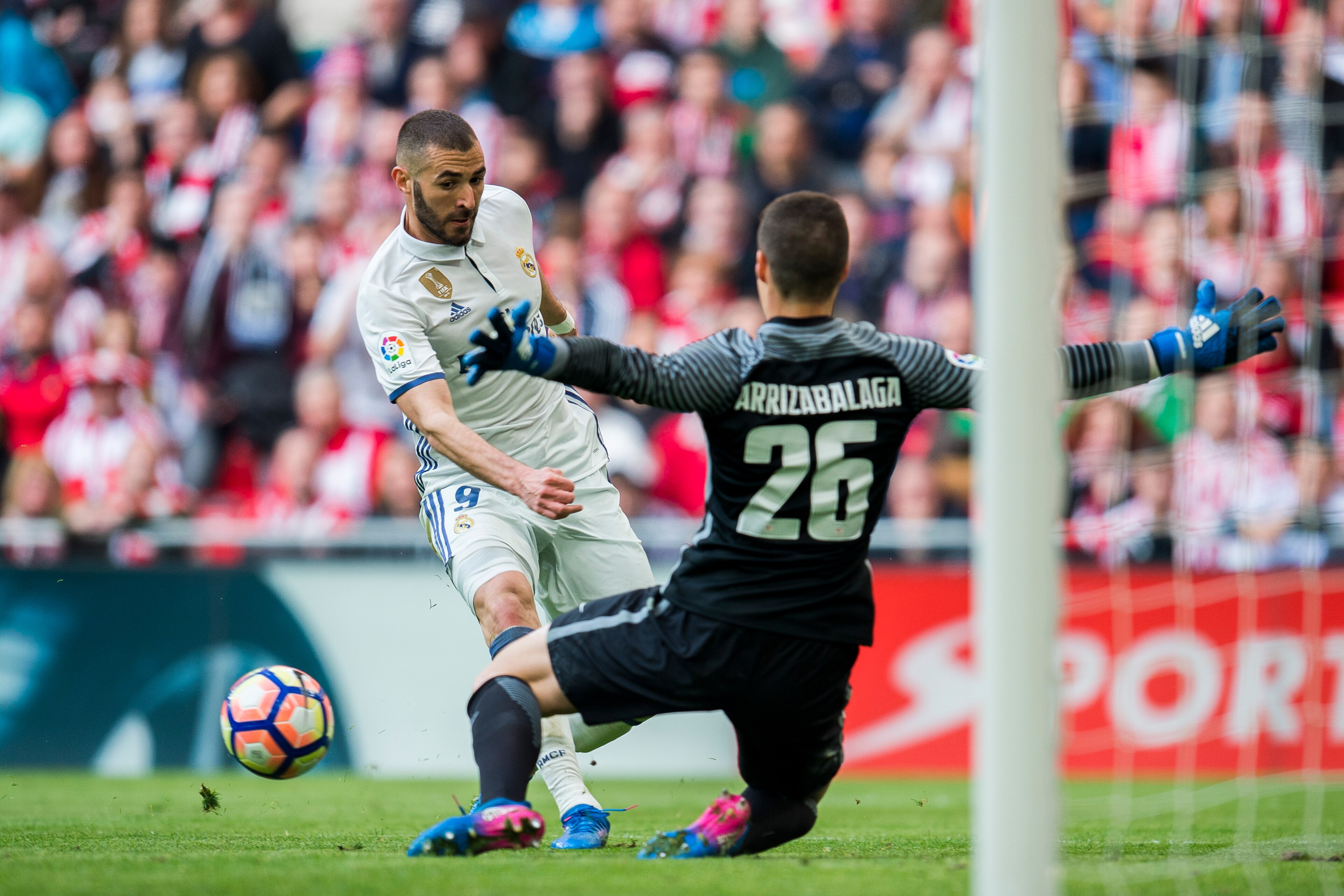 BILBAO, SPAIN - MARCH 18:  Karim Benzema of Real Madrid competes for the ball with Kepa Arrizabalaga of Athletic Club during the La Liga match between Athletic Club Bilbao and Real Madrid at San Mames Stadium on on March 18, 2017 in Bilbao, Spain.  (Photo